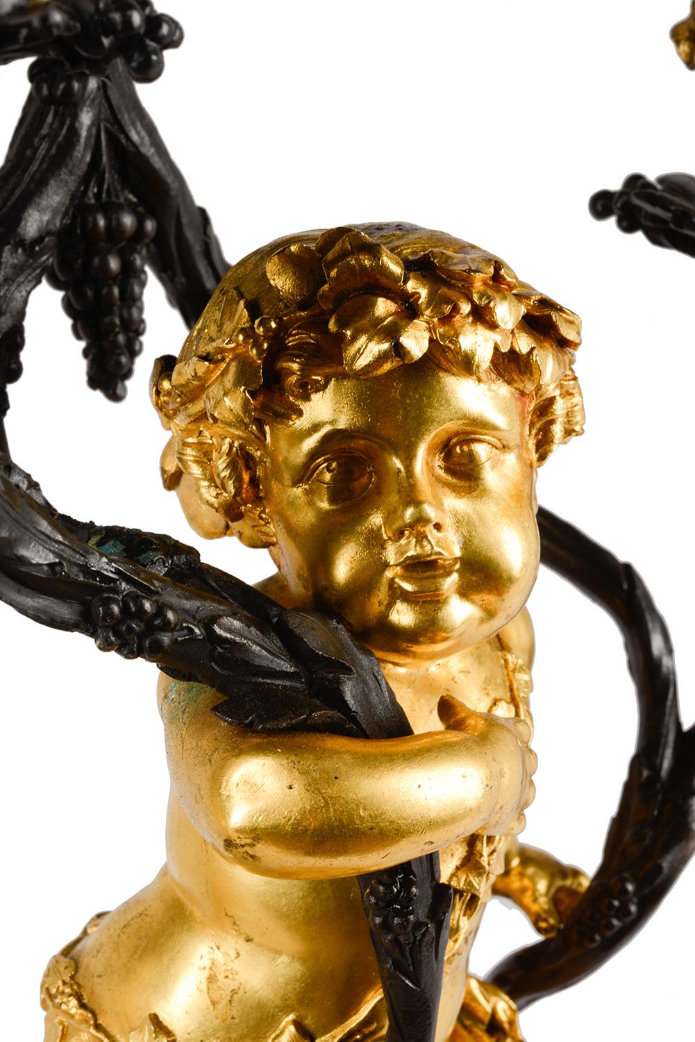 Fino par de candelabros de querubines del siglo XIX sobre bases de pórfido en venta 1