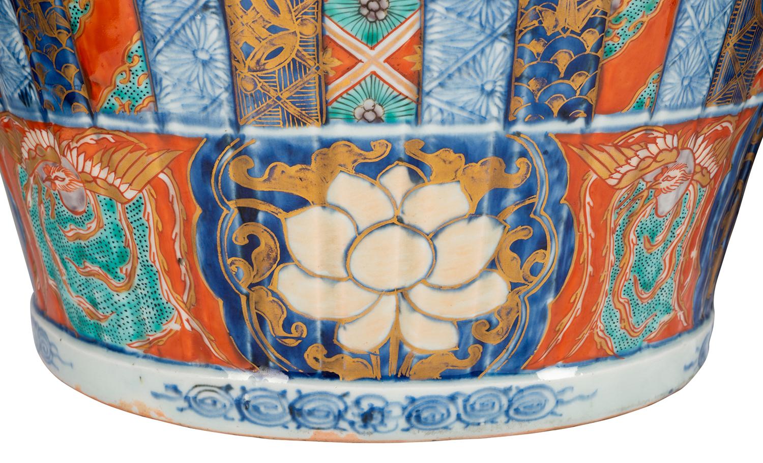 Fine Pair of 19th Century Japanese Imari Lidded Vases For Sale 3