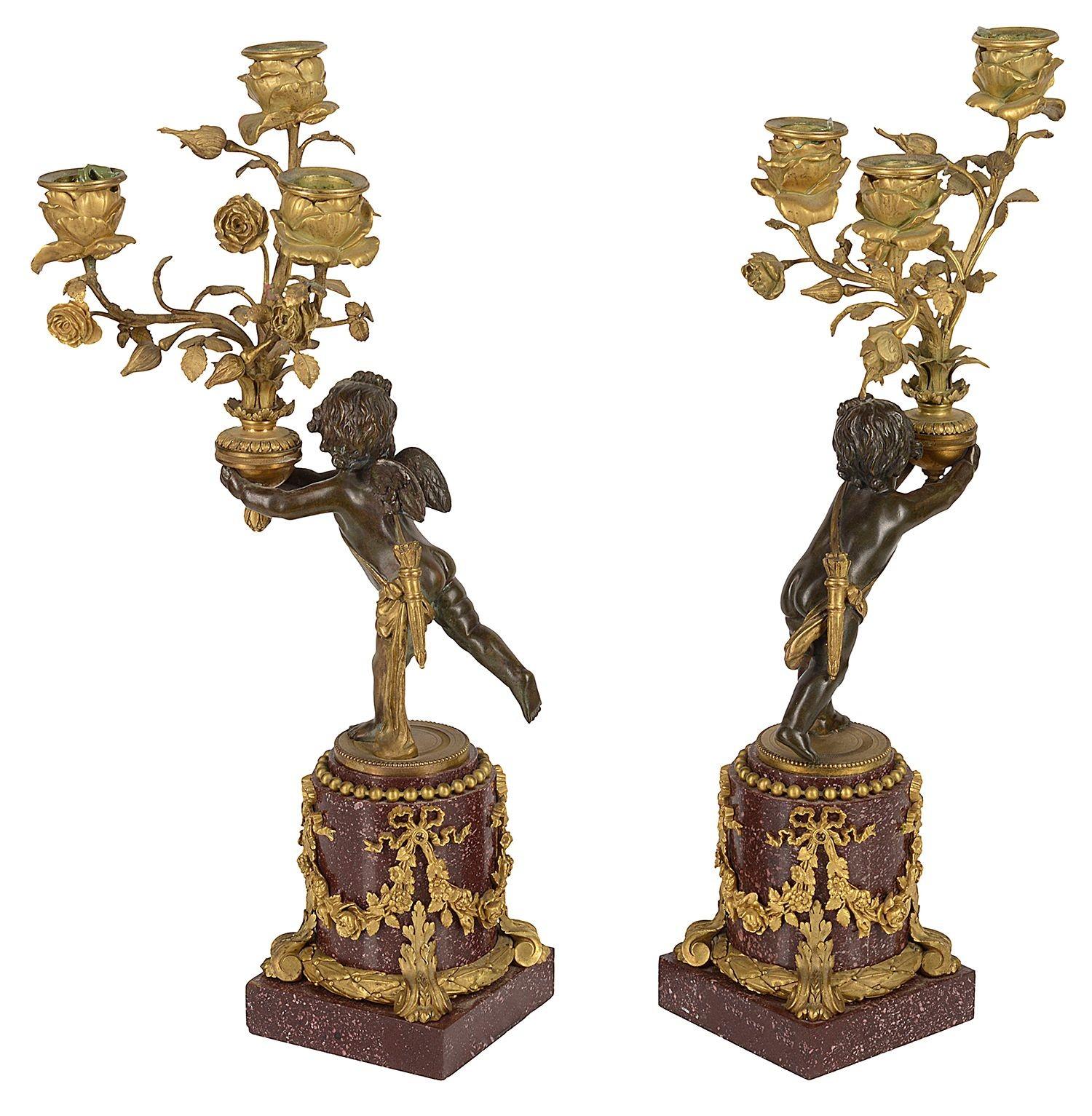 Paar Goldbronze- und Porphyr-Kandelaber des 19. Jahrhunderts, Henry Dasso zugeschrieben (Bronze) im Angebot