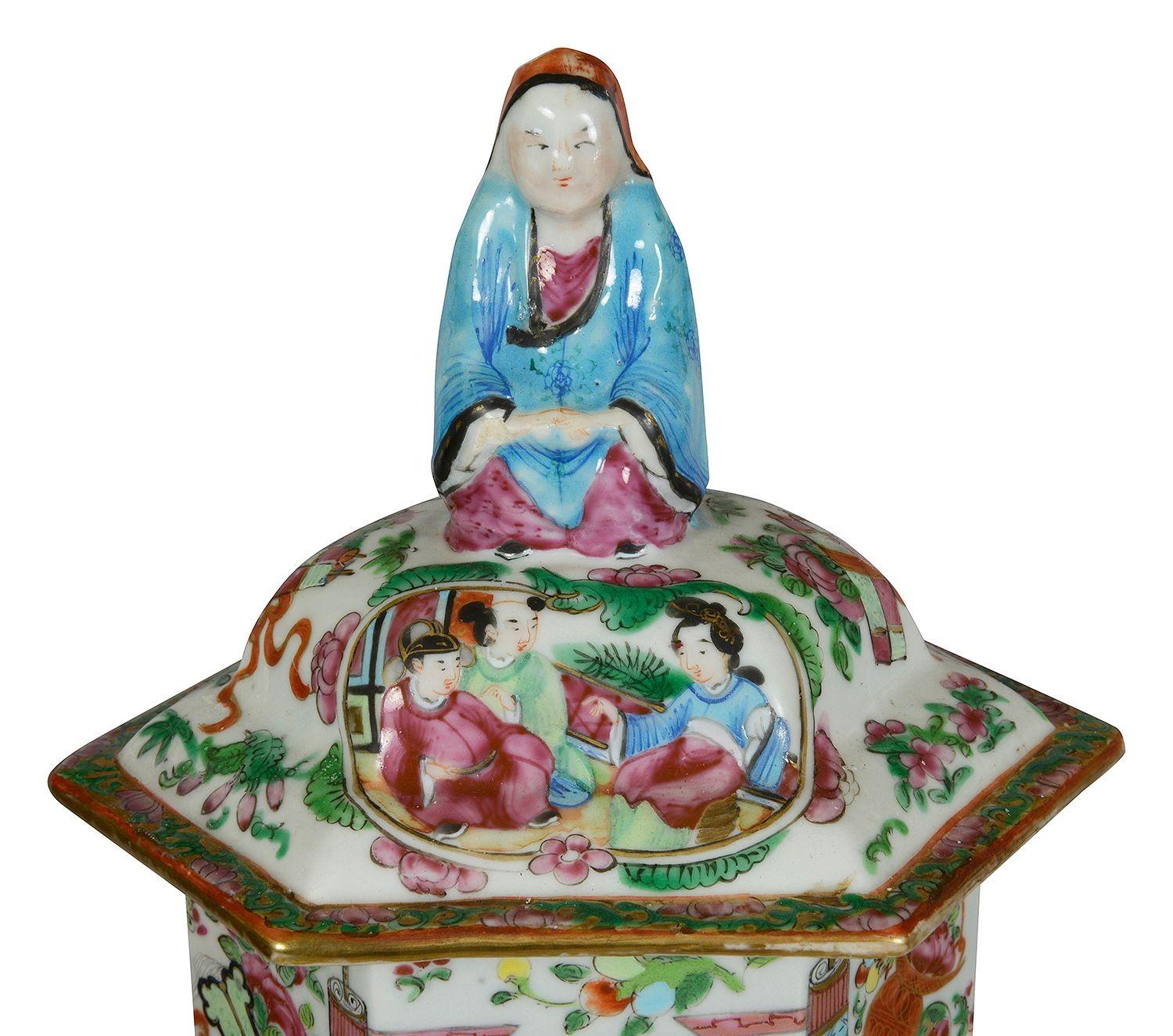 Cette étonnante paire de vases à couvercle en forme de médaillon de rose chinois de 20 pouces incarne l'élégance de l'artisanat du XIXe siècle. Chaque vase présente des scènes complexes illustrant la vie de cour et la Nature, entourées de motifs