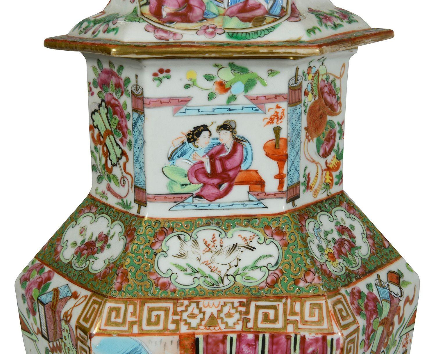 Chinois Paire de vases à couvercle en forme de médaillon rose du 19e siècle. en vente
