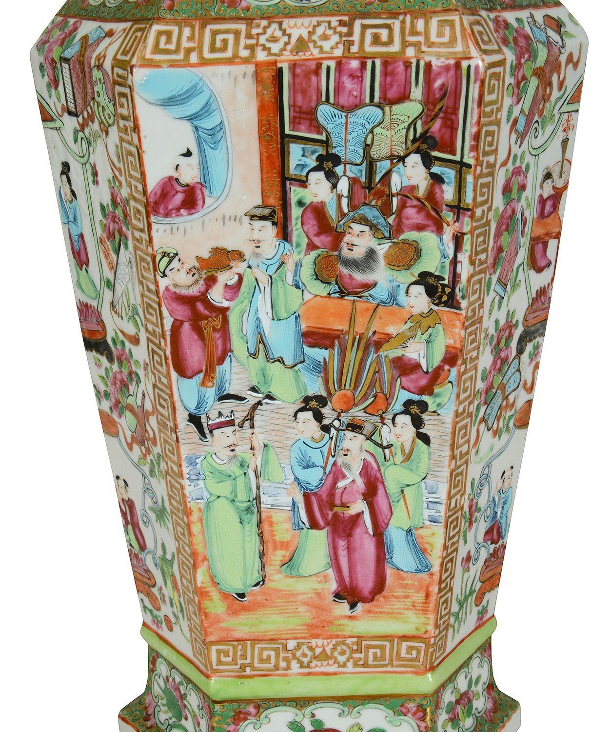 Peint à la main Paire de vases à couvercle en forme de médaillon rose du 19e siècle. en vente