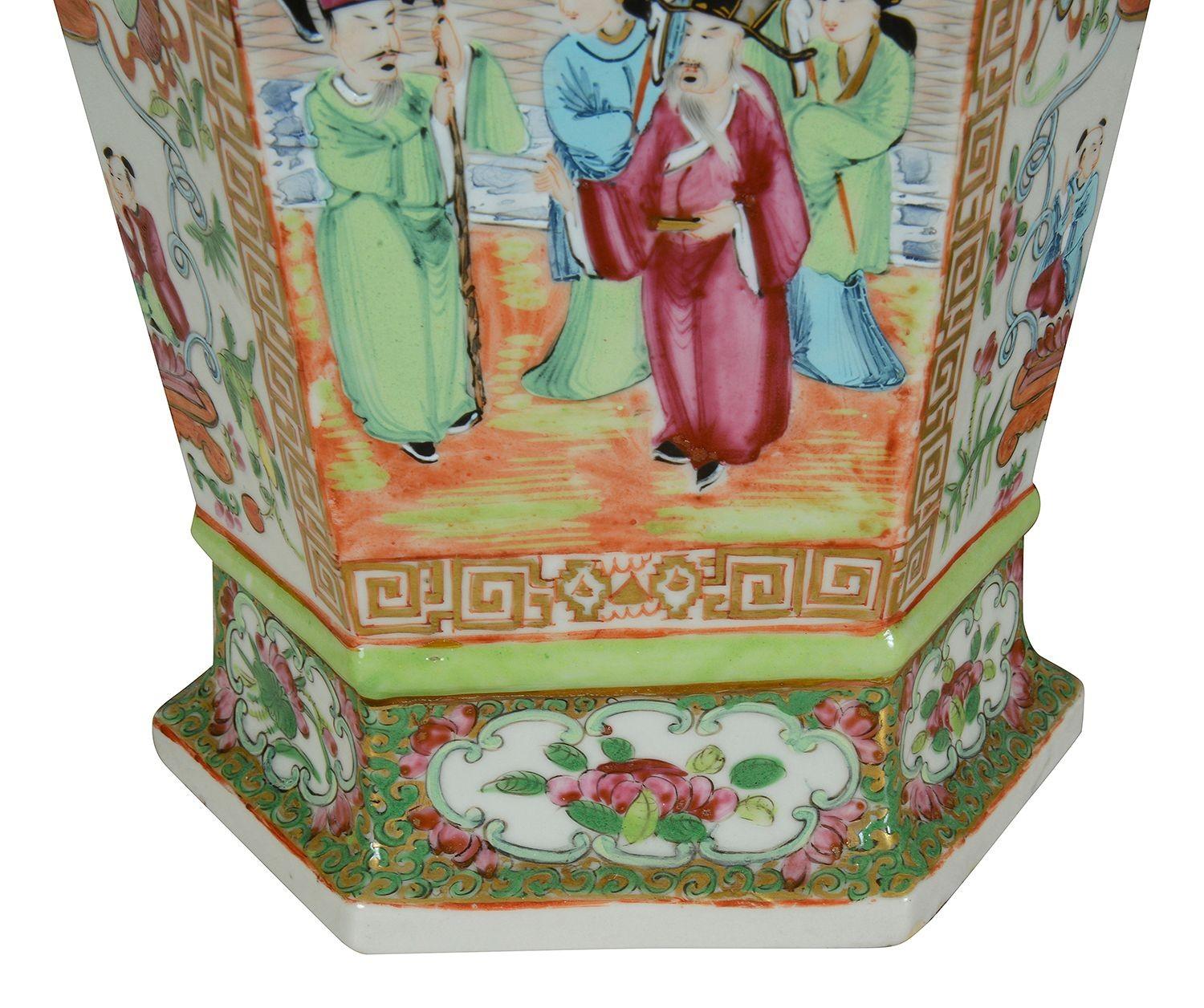 Paire de vases à couvercle en forme de médaillon rose du 19e siècle. Bon état - En vente à Brighton, Sussex
