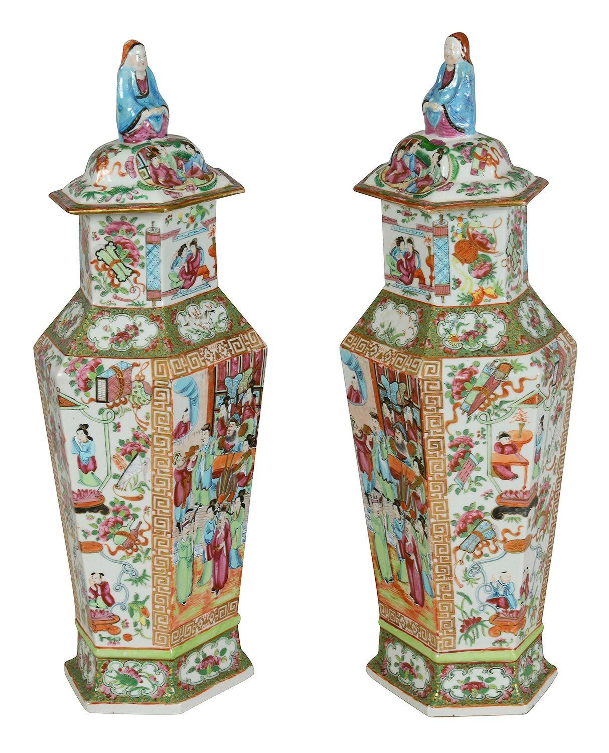 XIXe siècle Paire de vases à couvercle en forme de médaillon rose du 19e siècle. en vente