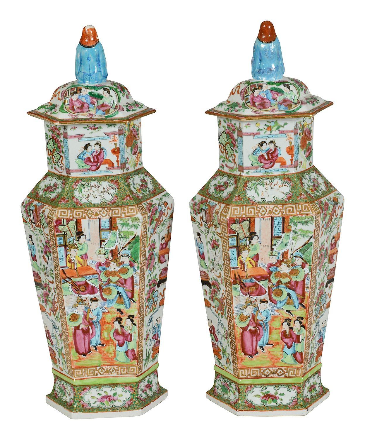 Porcelaine Paire de vases à couvercle en forme de médaillon rose du 19e siècle. en vente