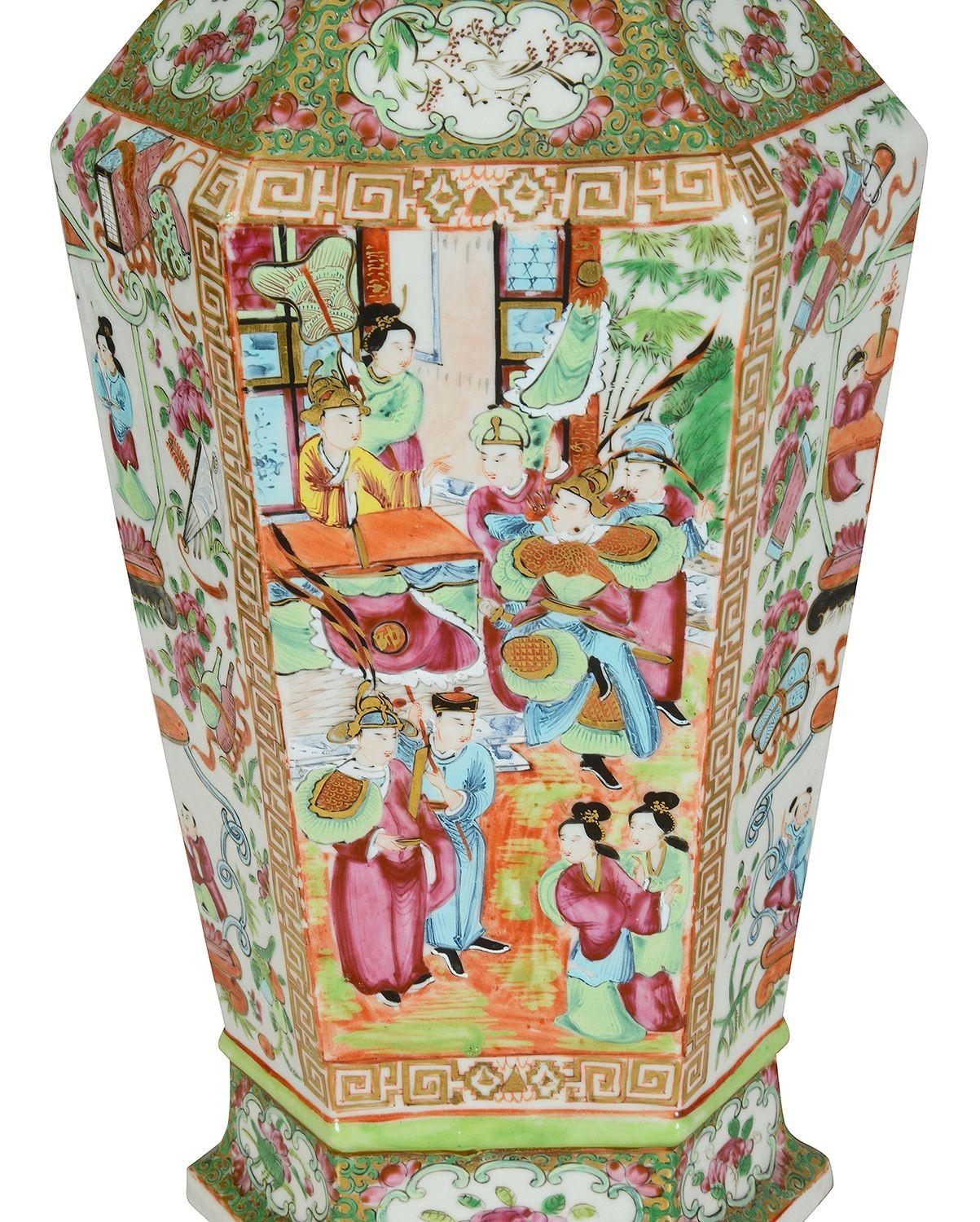 Paire de vases à couvercle en forme de médaillon rose du 19e siècle. en vente 1