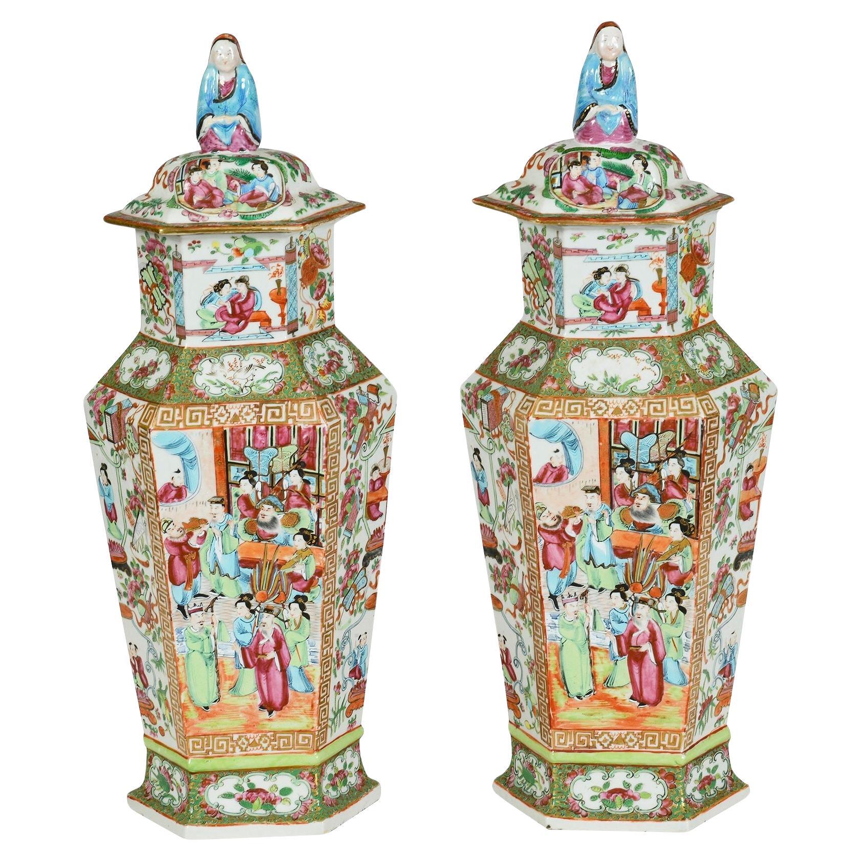 Paire de vases à couvercle en forme de médaillon rose du 19e siècle. en vente