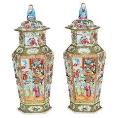 Paire de vases à couvercle en forme de médaillon rose du 19e siècle.