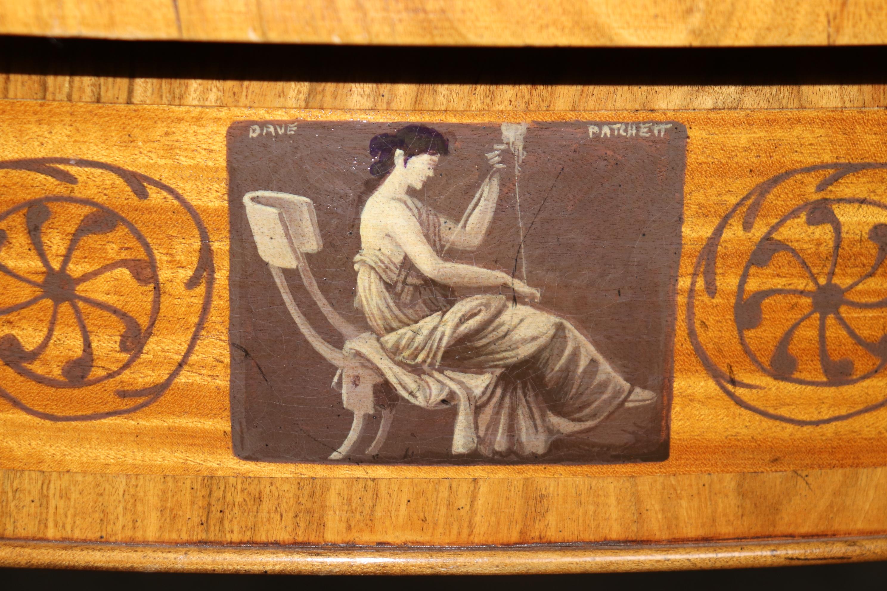 Dies ist ein spektakuläres Paar von Adams Farbe dekoriert Konsole oder Spieltische in einer Demilune Form. Sie haben Klappdeckel, die sich für die Verwendung als Beistelltisch oder Spieltisch öffnen lassen. Die wunderschön gemalten Jungfrauen sind