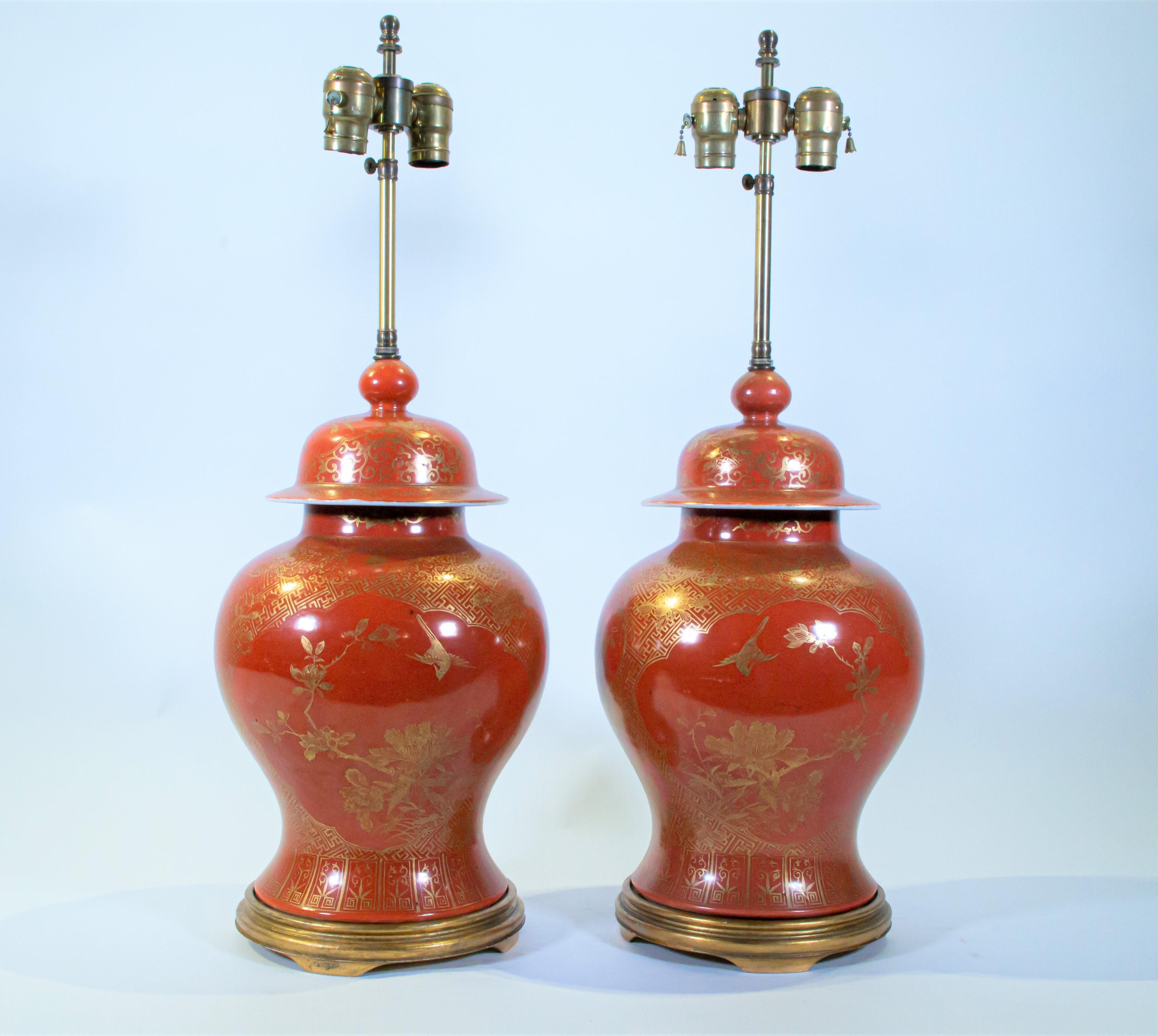 Ein Paar antiker chinesischer Exportvasen des 19. Jahrhunderts mit orangefarbenem Grund und 24-karätiger Vergoldung, die später zu Lampen umfunktioniert wurden. Dies ist ein wirklich schönes Paar von Lampen. Die orange Farbe ist selten in