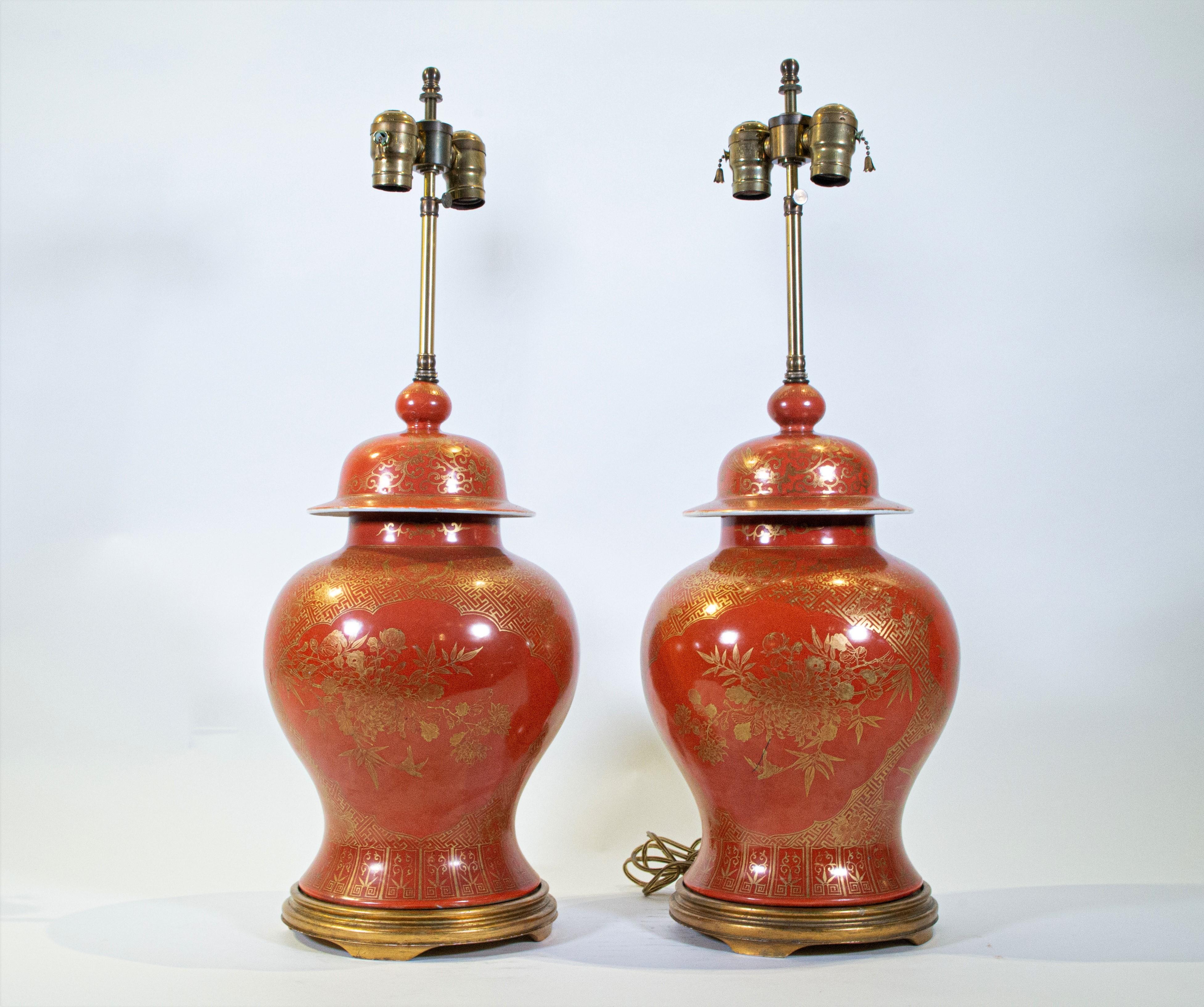 Antikes Paar antiker chinesischer Export-Vasen mit orangefarbenem Grund und vergoldetem 24 Karat, gedrechselt zu Lampen (Chinesisch) im Angebot