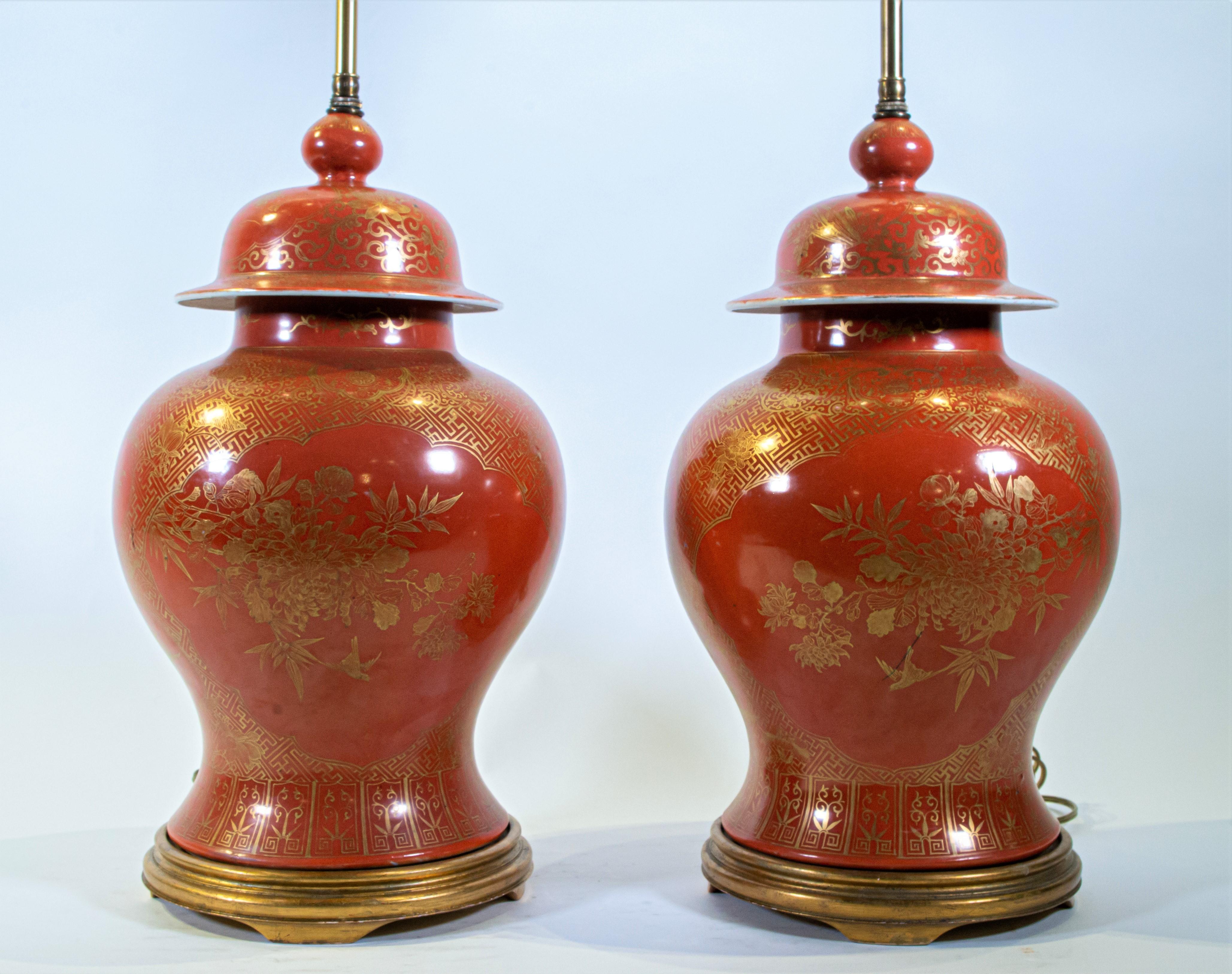 Antikes Paar antiker chinesischer Export-Vasen mit orangefarbenem Grund und vergoldetem 24 Karat, gedrechselt zu Lampen (Handbemalt) im Angebot