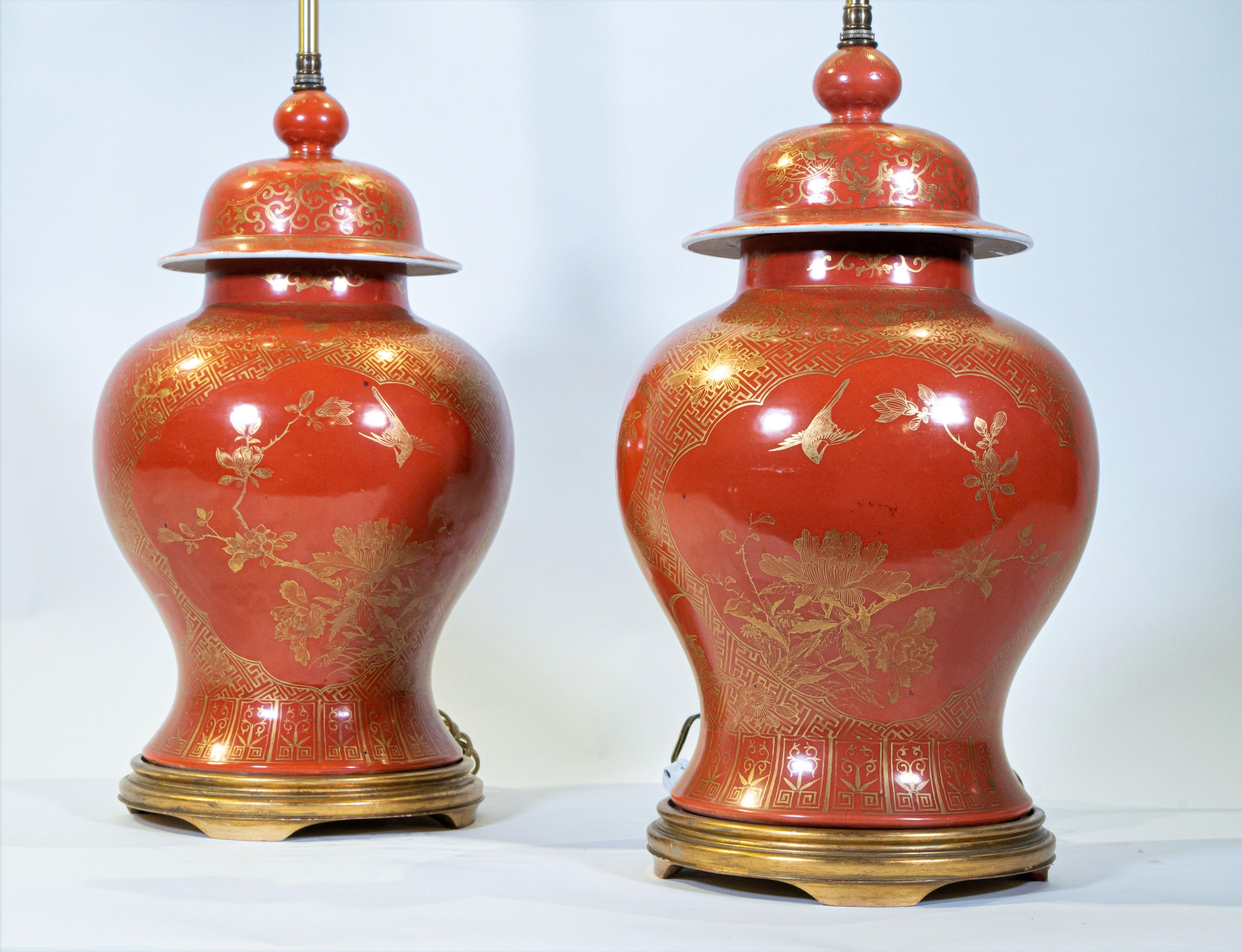 Antikes Paar antiker chinesischer Export-Vasen mit orangefarbenem Grund und vergoldetem 24 Karat, gedrechselt zu Lampen (Mittleres 19. Jahrhundert) im Angebot