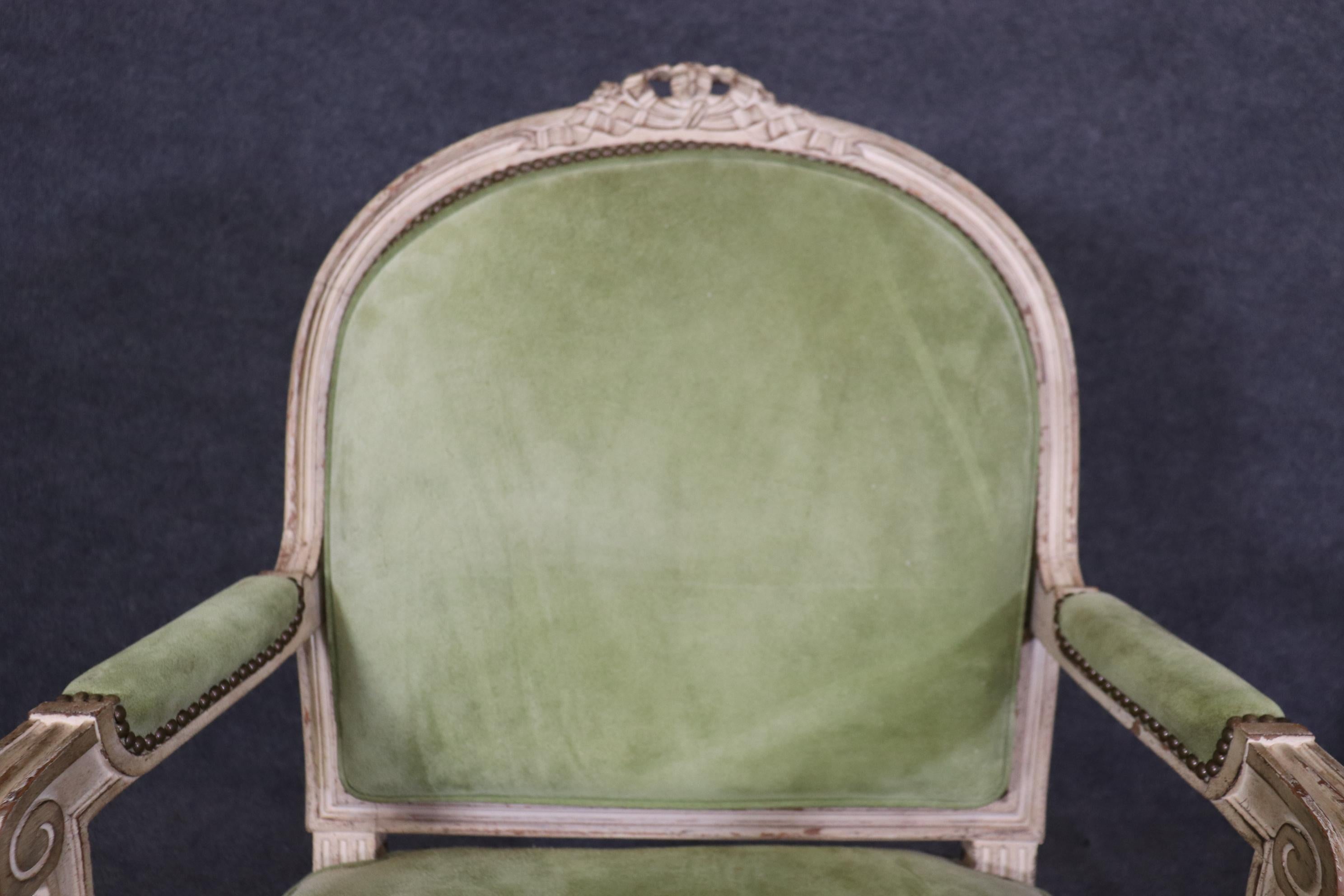 Paire de fauteuils Louis XV de grande taille décorés de peinture blanche ancienne en vente 5