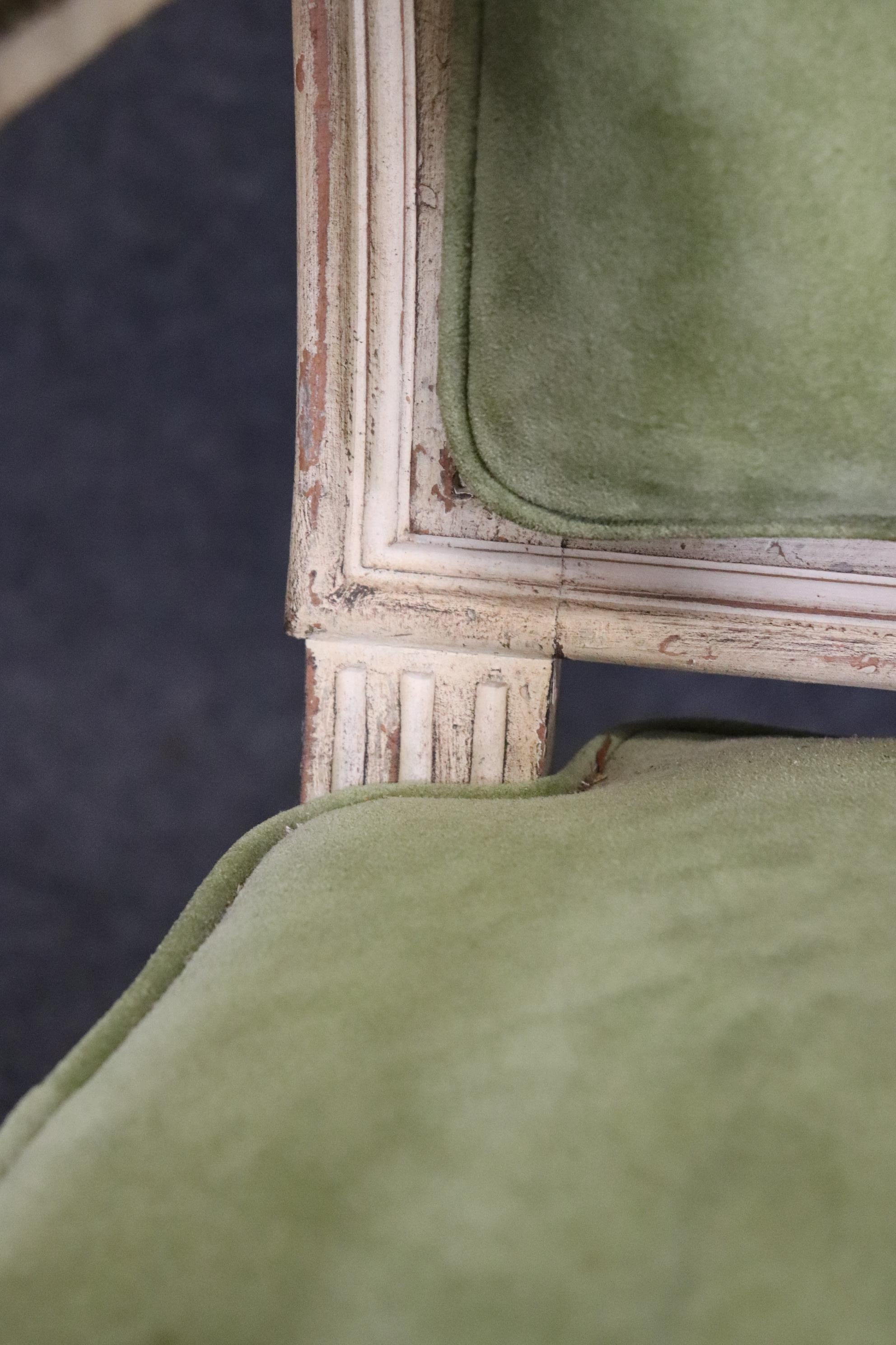 Paire de fauteuils Louis XV de grande taille décorés de peinture blanche ancienne  en vente 4