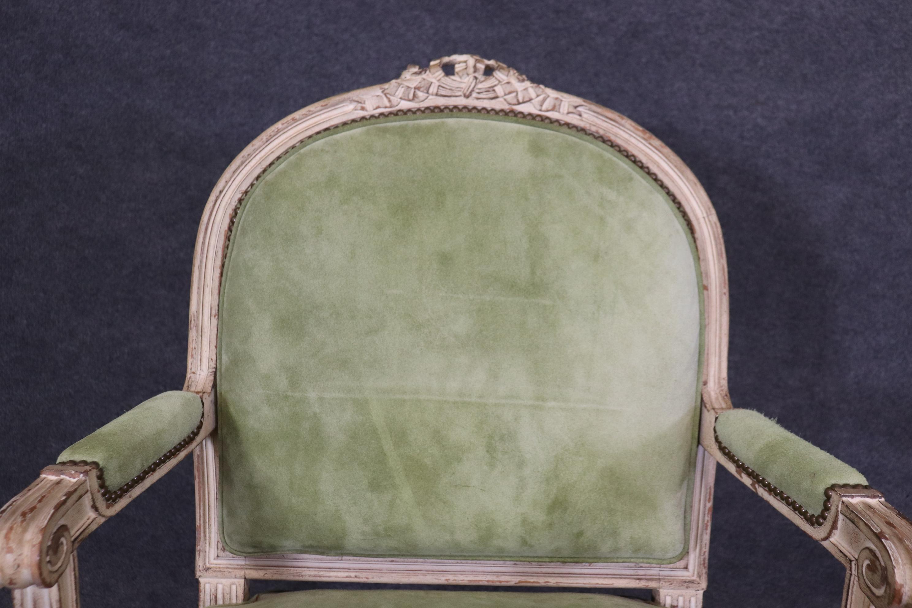 Paar antike, weiß lackierte, dekorative, große französische Louis XV.-Sessel in großformatigem Stil, antik  im Angebot 6