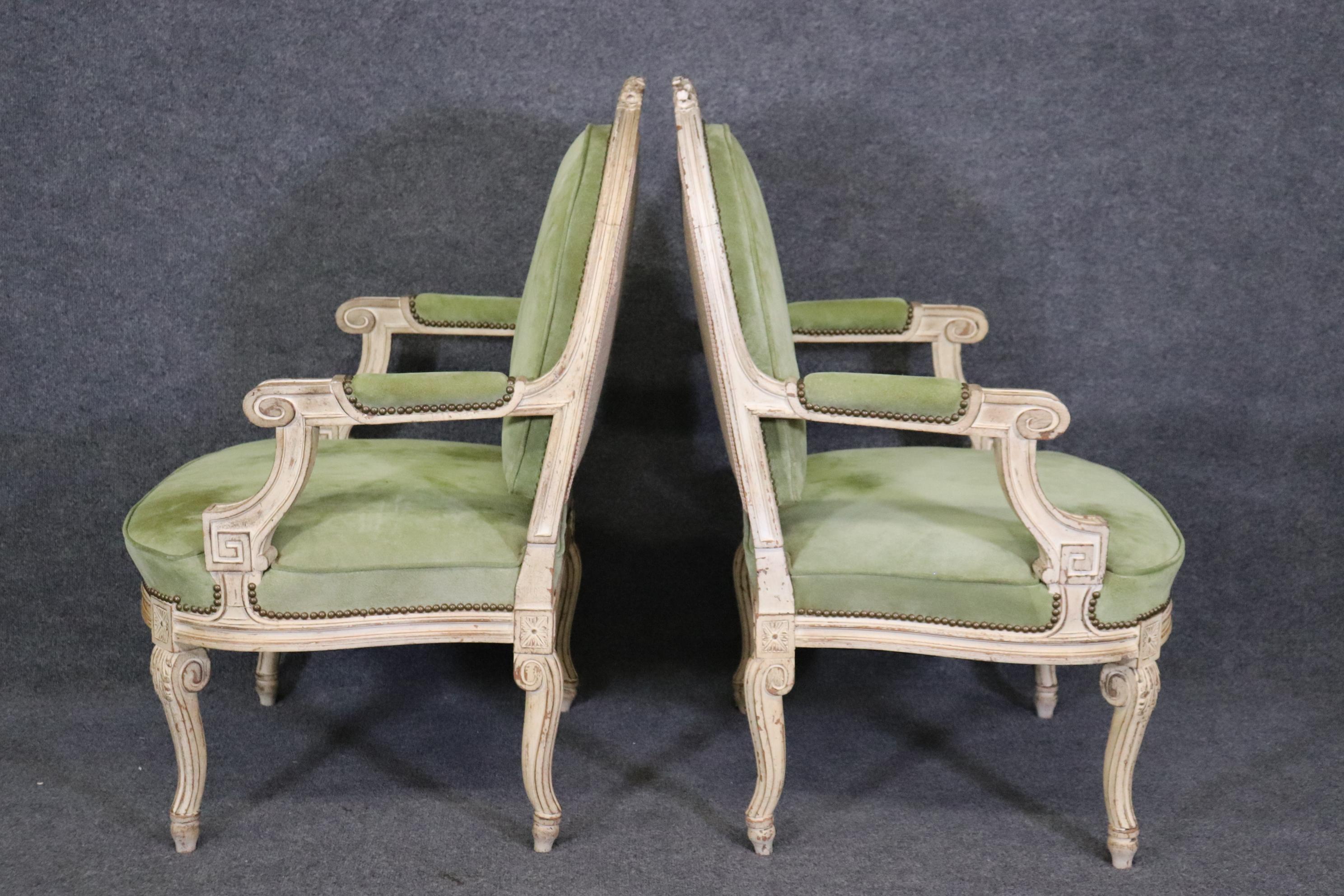Paar antike, weiß lackierte, dekorative, große französische Louis XV.-Sessel in großformatigem Stil, antik (Französisch) im Angebot