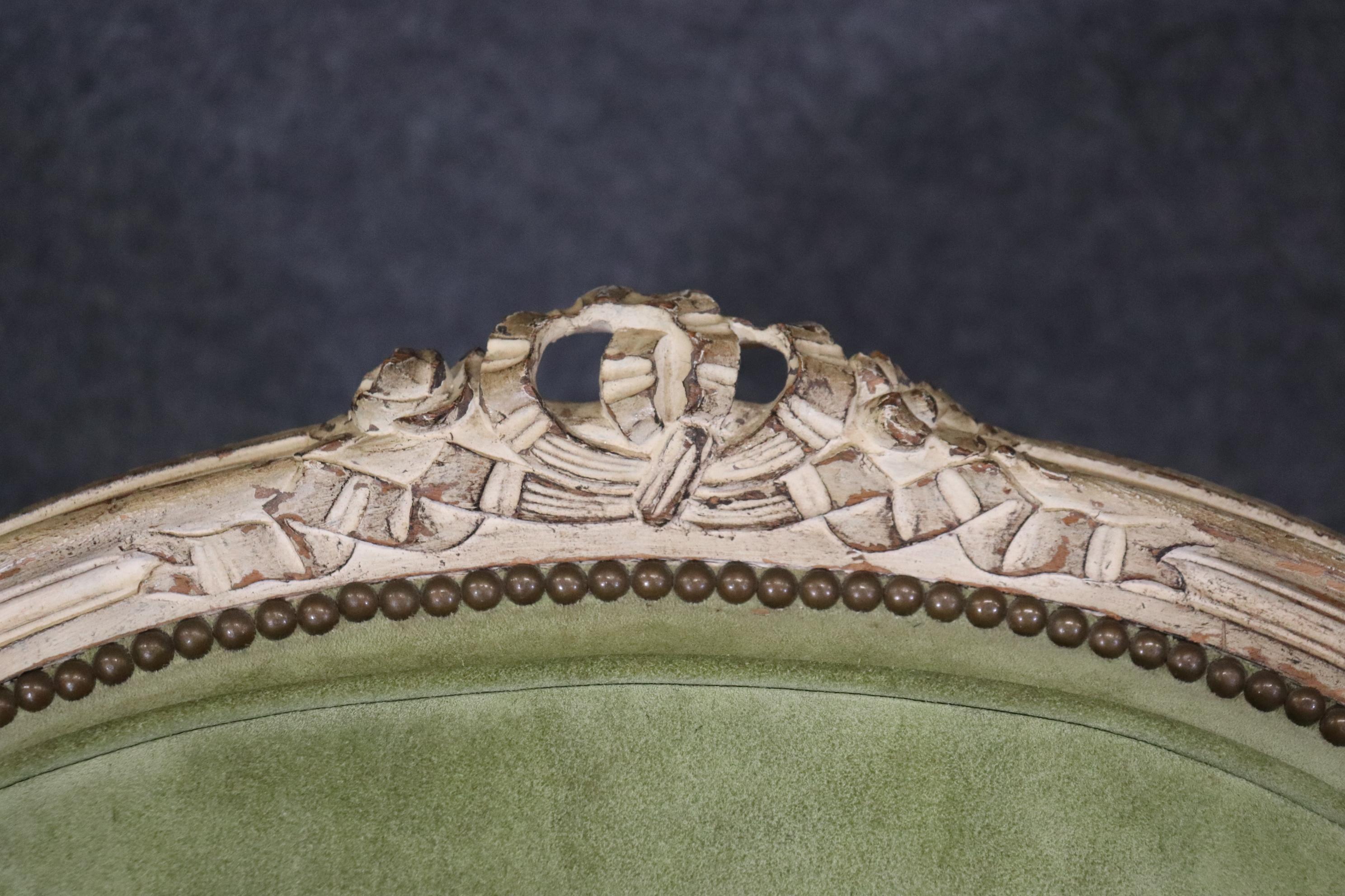 Paar antike, weiß lackierte, dekorative, große französische Louis XV.-Sessel in großformatigem Stil, antik  (Französisch) im Angebot