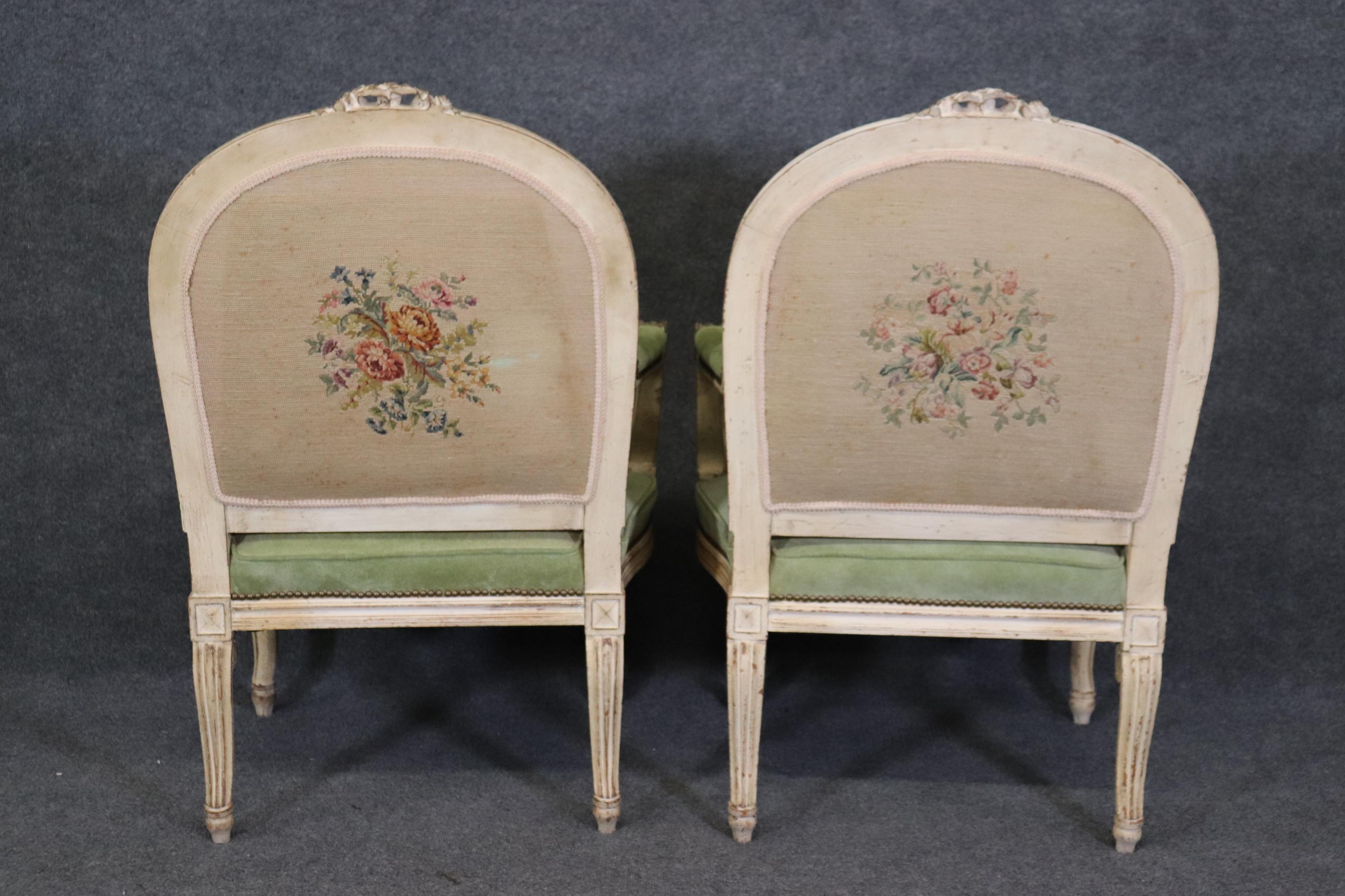 Paire de fauteuils Louis XV de grande taille décorés de peinture blanche ancienne Bon état - En vente à Swedesboro, NJ