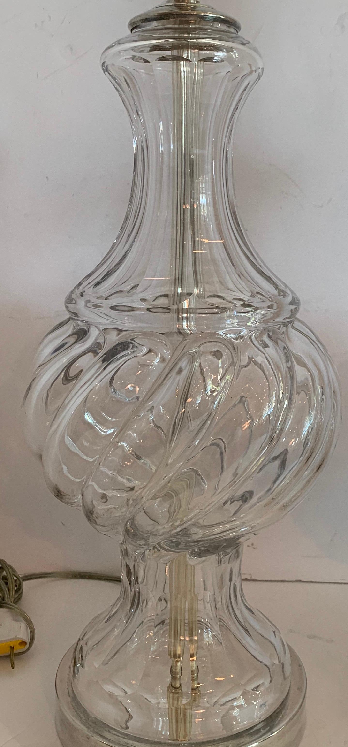 Mid-Century Modern Paire de lampes Baccarat en bronze argenté avec urne en cristal tourbillonnant, datant du milieu du siècle dernier en vente