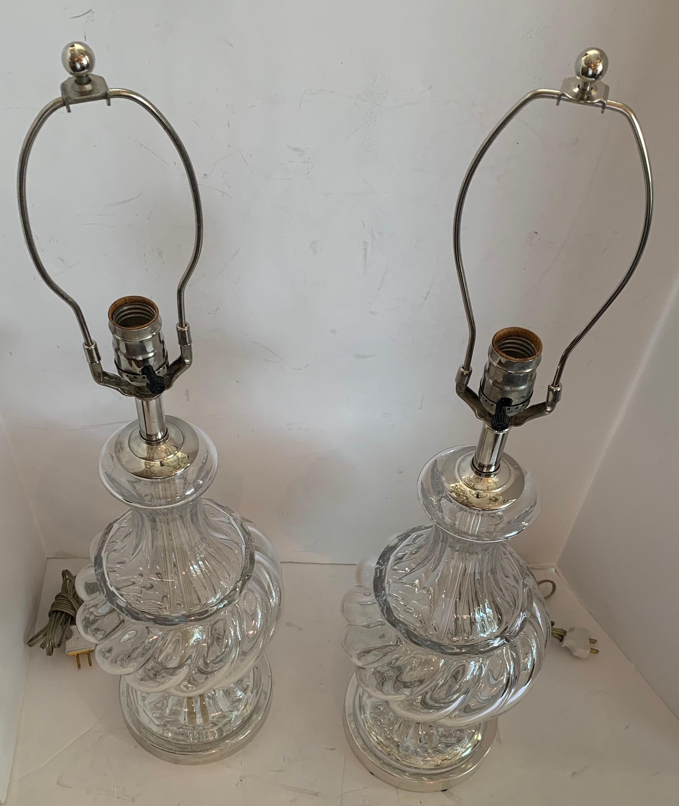 Français Paire de lampes Baccarat en bronze argenté avec urne en cristal tourbillonnant, datant du milieu du siècle dernier en vente