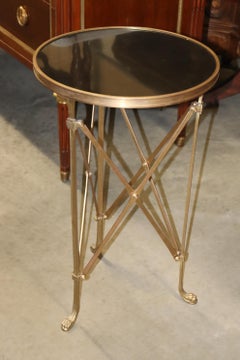 Paar französische Directoire X-förmige Geuridons aus Bronze und schwarzem Marmor mit Pfotenfüßen