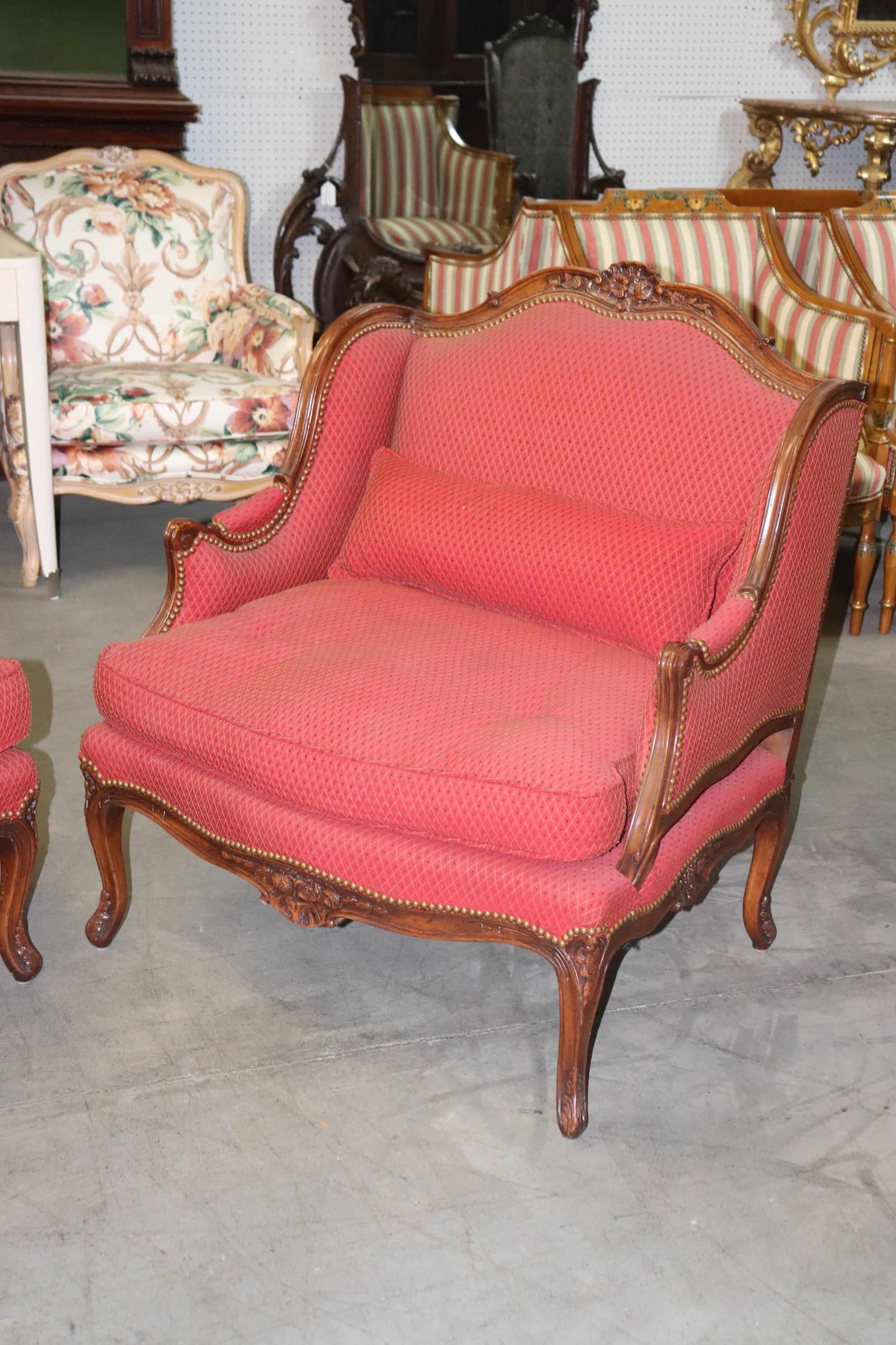 Fine Pair Carved Walnut French Louis XV Style Bergere Chairs Marquis Circa 1960s In Good Condition For Sale In Swedesboro, NJ