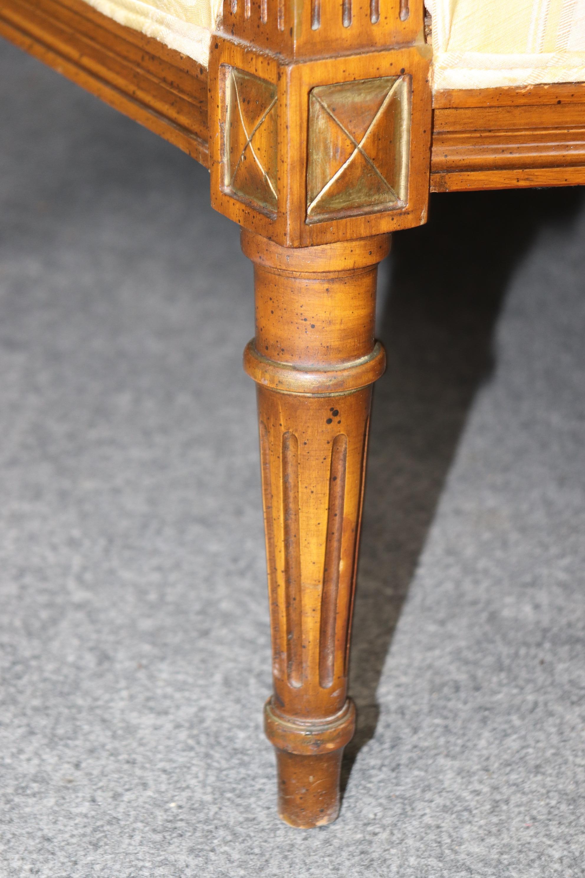 Paire de chaises à dossier carré en noyer sculpté de style Louis XVI Bergère en vente 4