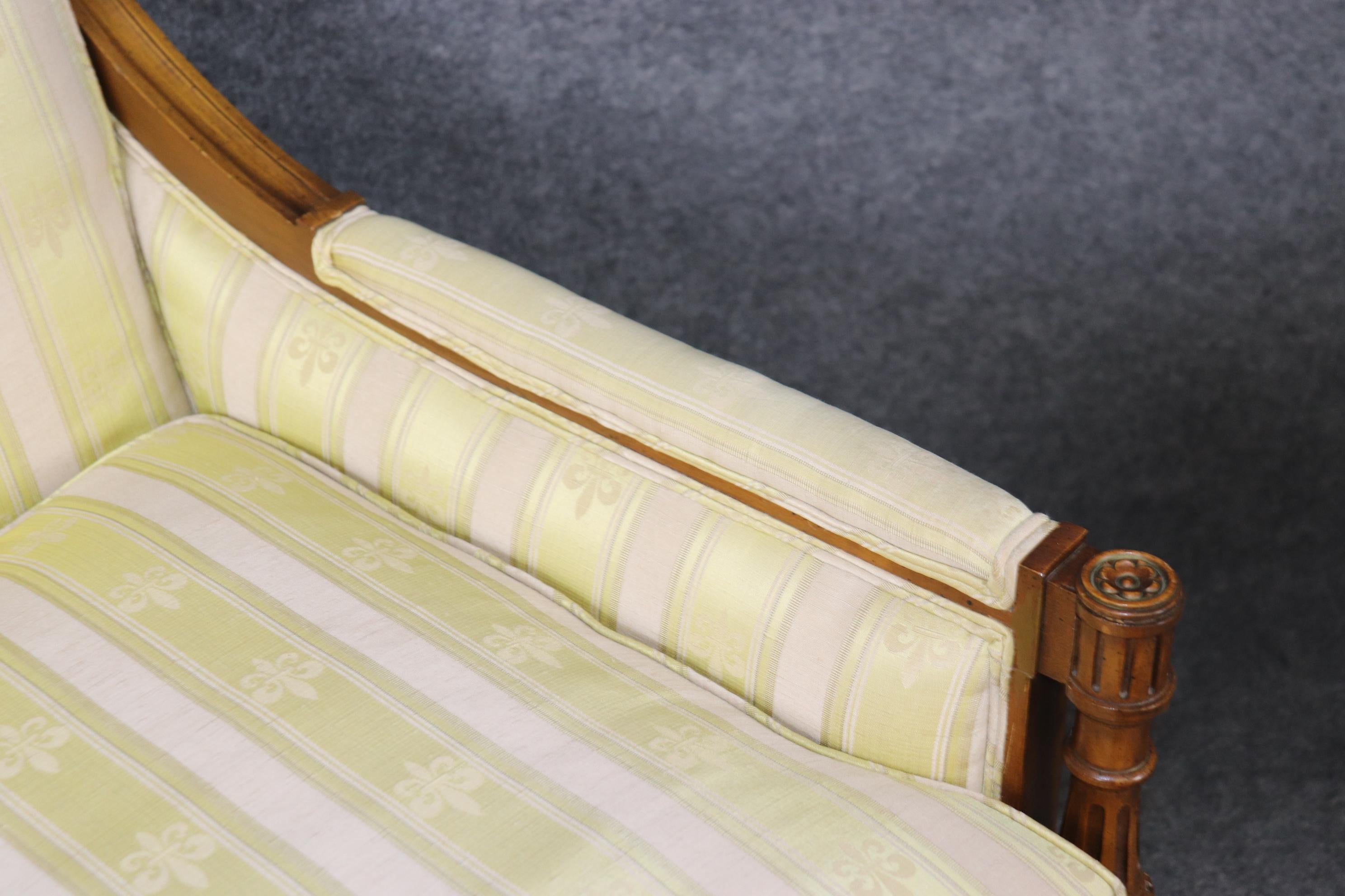 Paire de chaises à dossier carré en noyer sculpté de style Louis XVI Bergère en vente 5