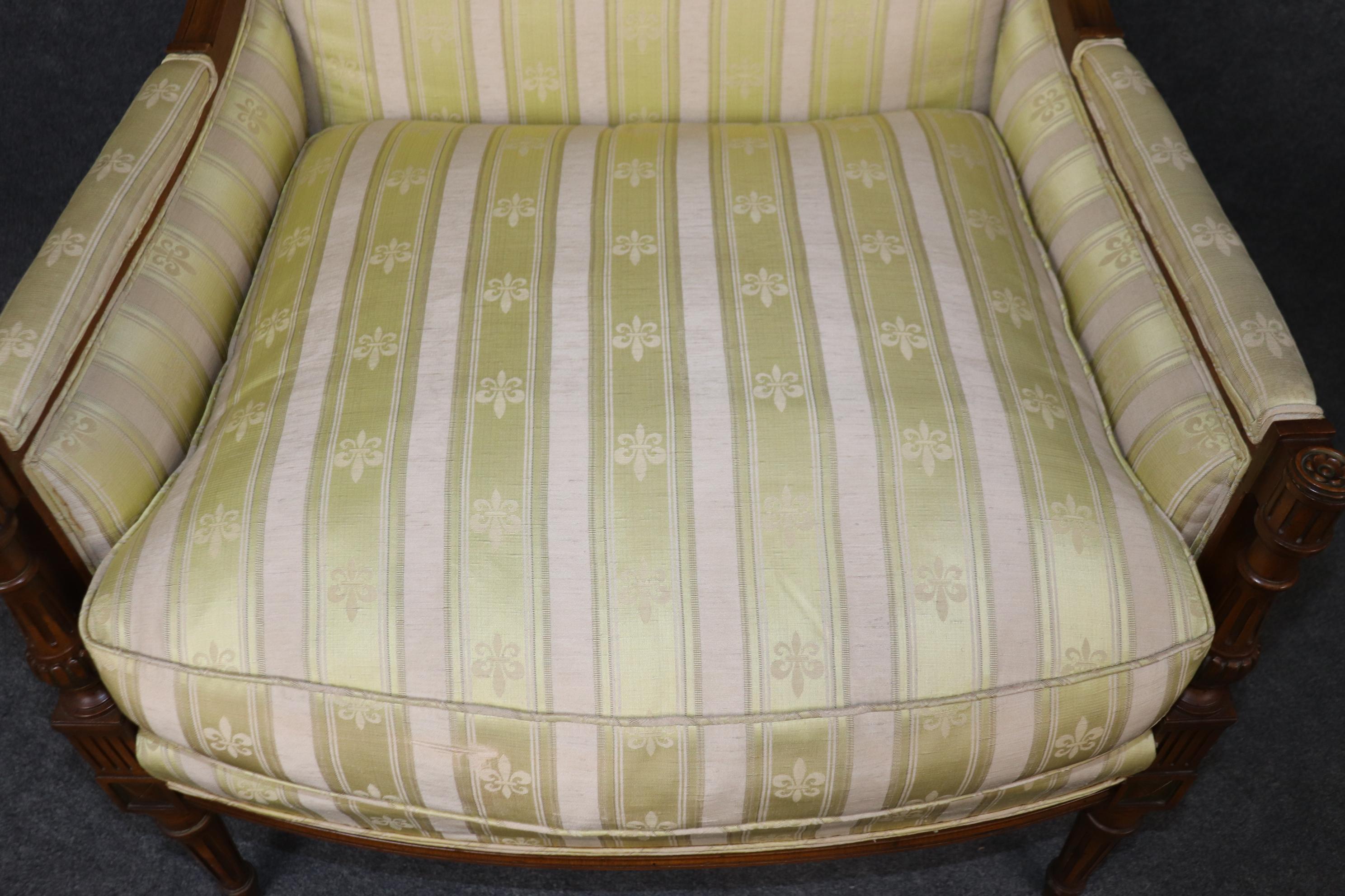 Paire de chaises à dossier carré en noyer sculpté de style Louis XVI Bergère en vente 6