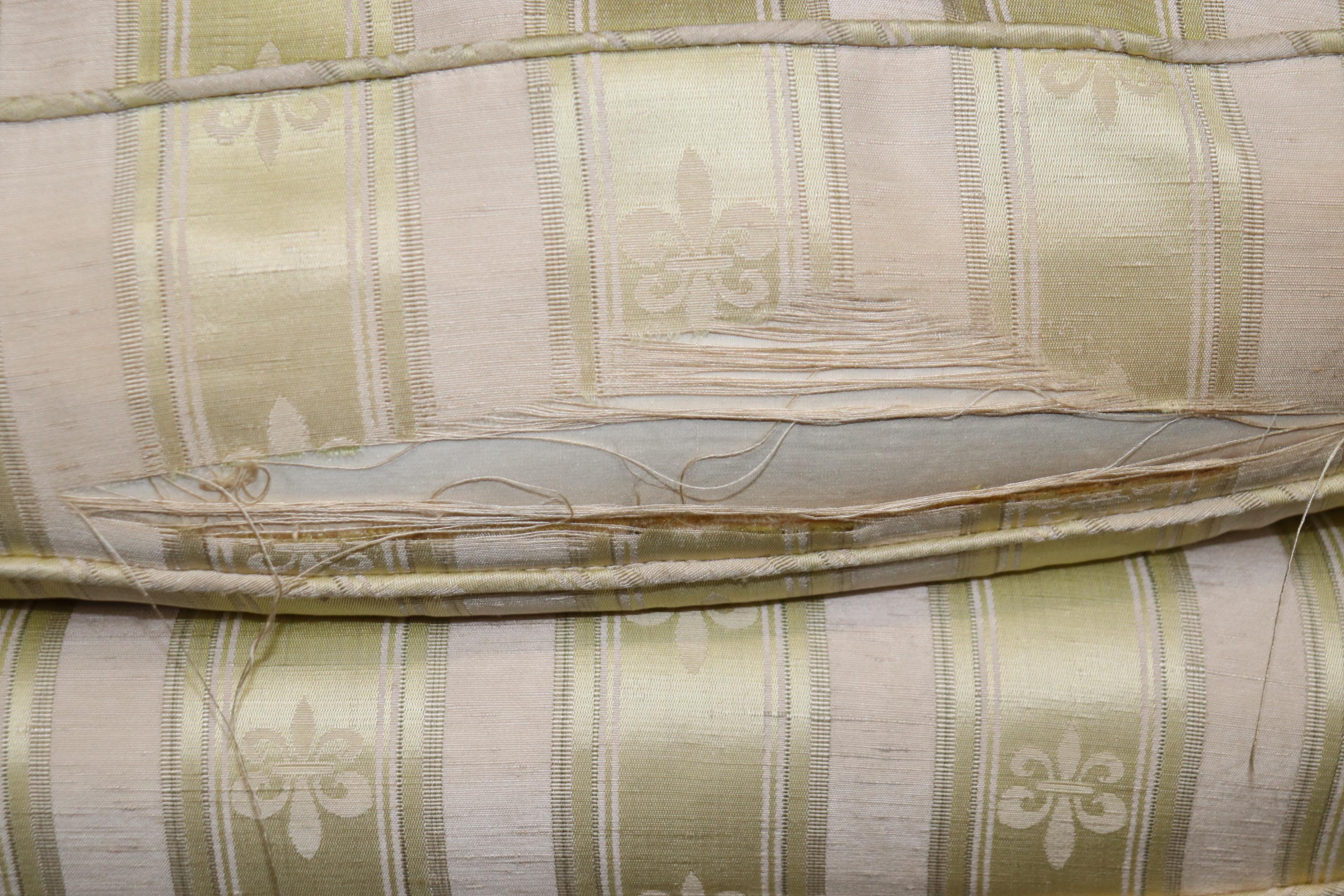 Paire de chaises à dossier carré en noyer sculpté de style Louis XVI Bergère en vente 7