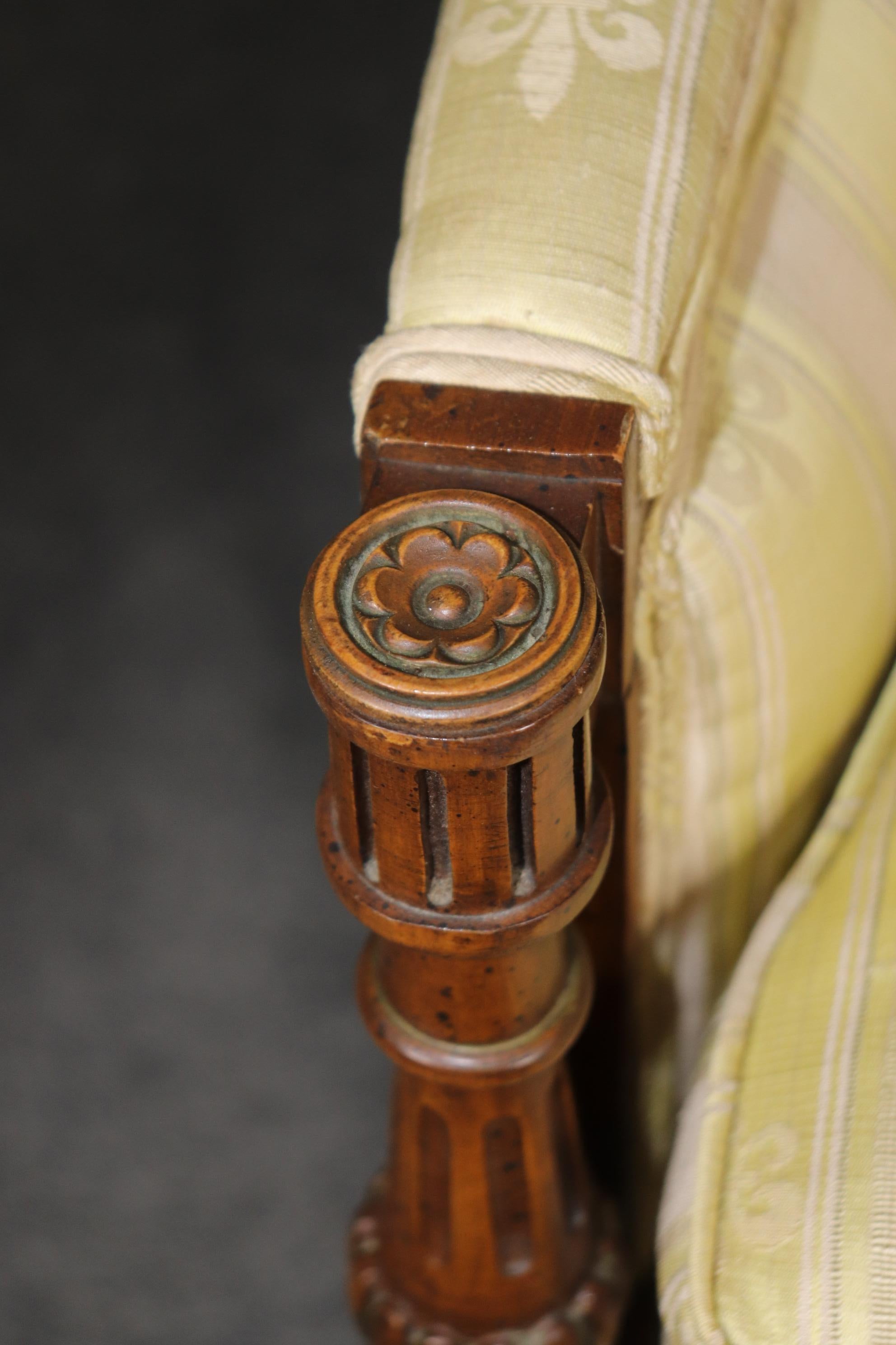 Paire de chaises à dossier carré en noyer sculpté de style Louis XVI Bergère en vente 8