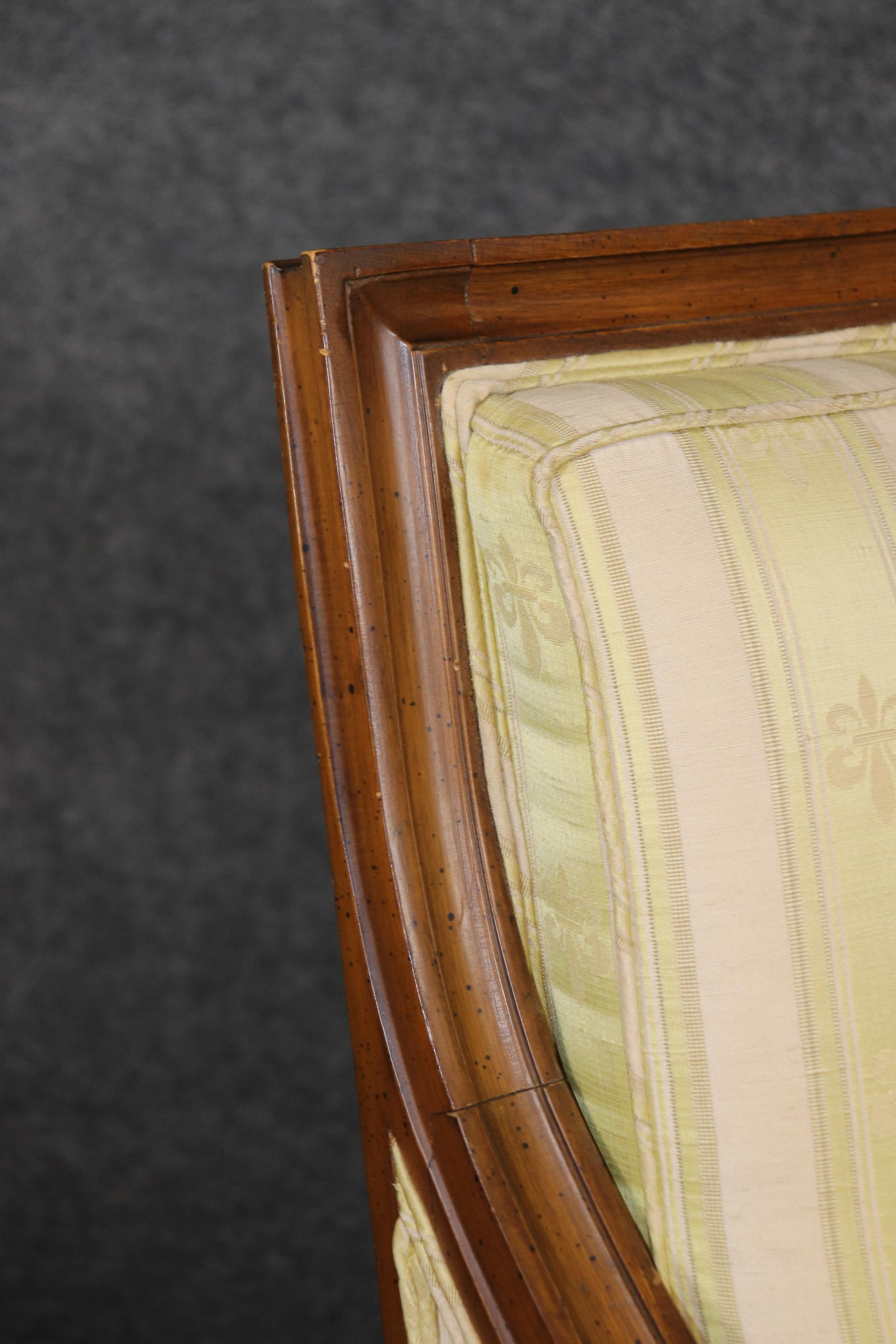 Paire de chaises à dossier carré en noyer sculpté de style Louis XVI Bergère en vente 9