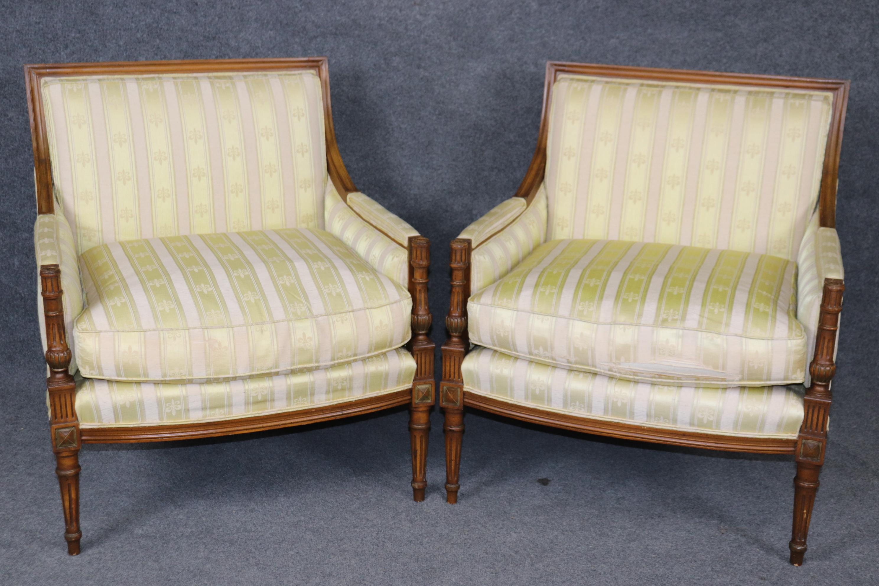 Il s'agit d'une magnifique paire de chaises bergères de style Louis XVI. Ils ont de magnifiques dos carrés et de merveilleuses proportions. Les cadres sont magnifiques, fabriqués aux États-Unis, mais ressemblent à leurs homologues français