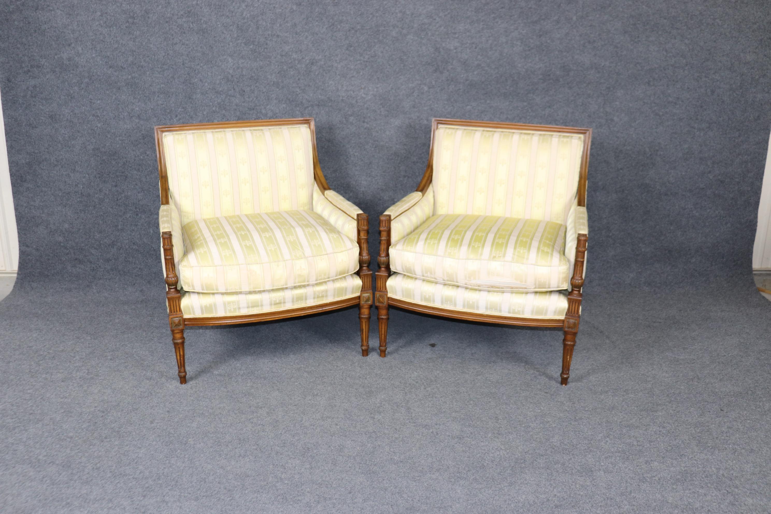 Américain Paire de chaises à dossier carré en noyer sculpté de style Louis XVI Bergère en vente