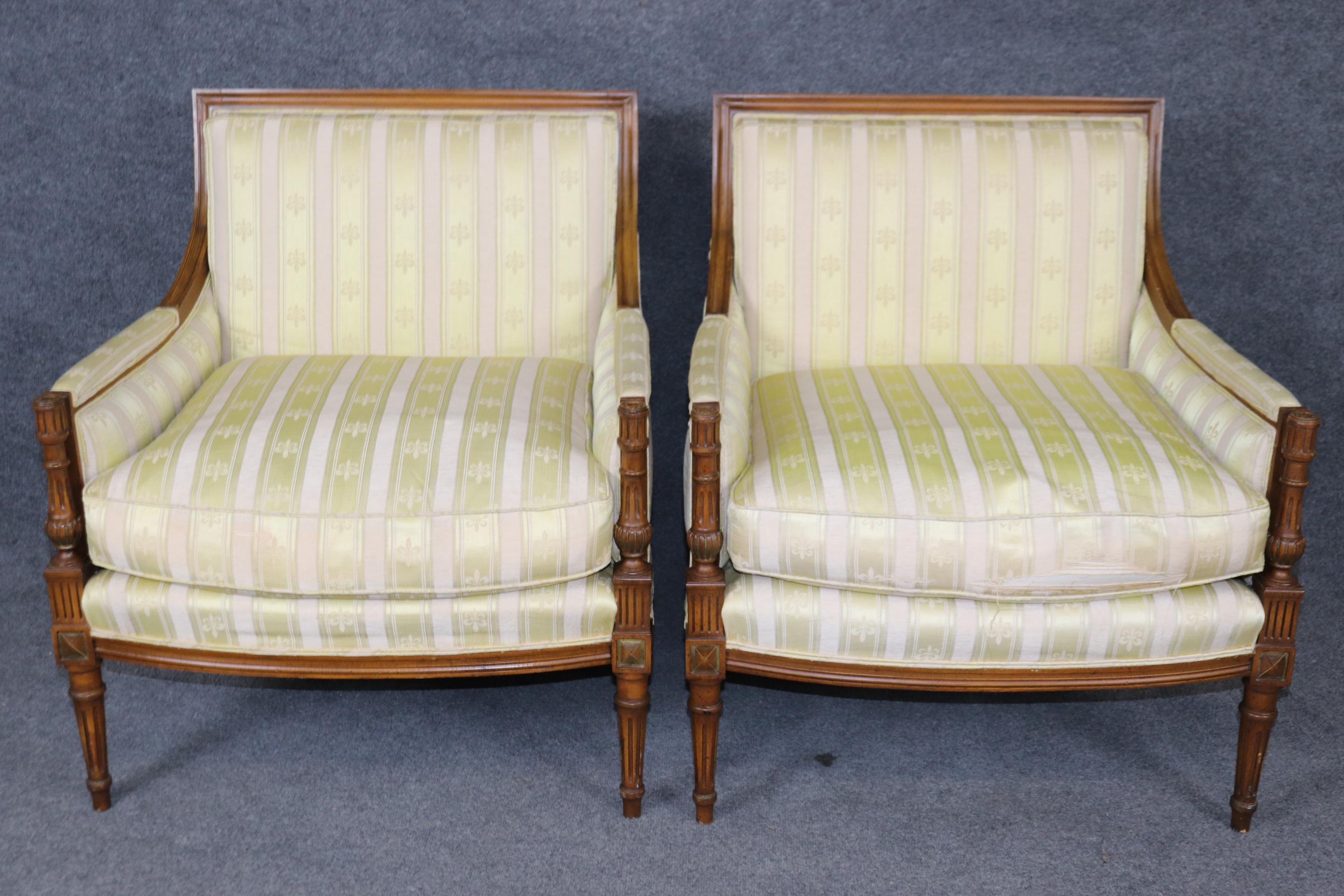 Paire de chaises à dossier carré en noyer sculpté de style Louis XVI Bergère Bon état - En vente à Swedesboro, NJ