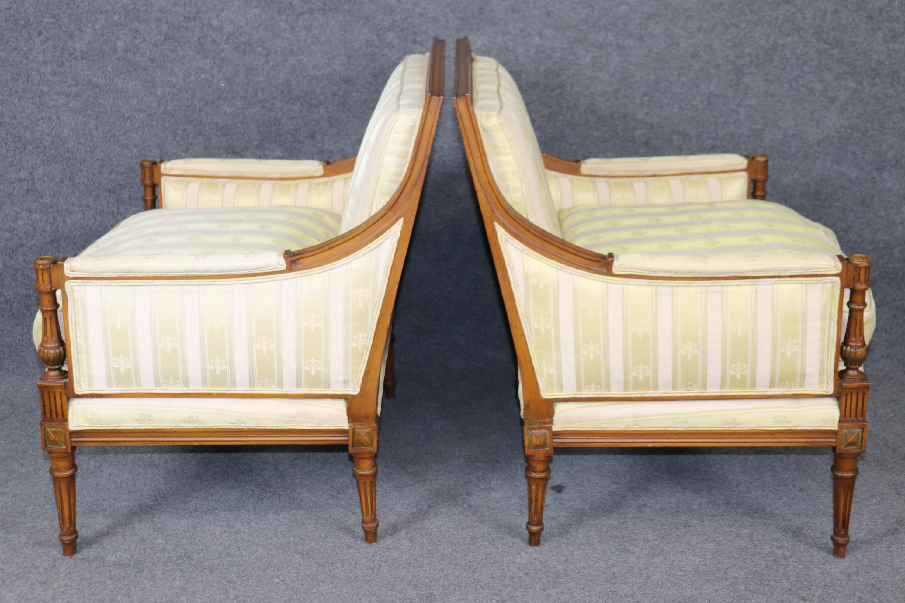 Milieu du XXe siècle Paire de chaises à dossier carré en noyer sculpté de style Louis XVI Bergère en vente