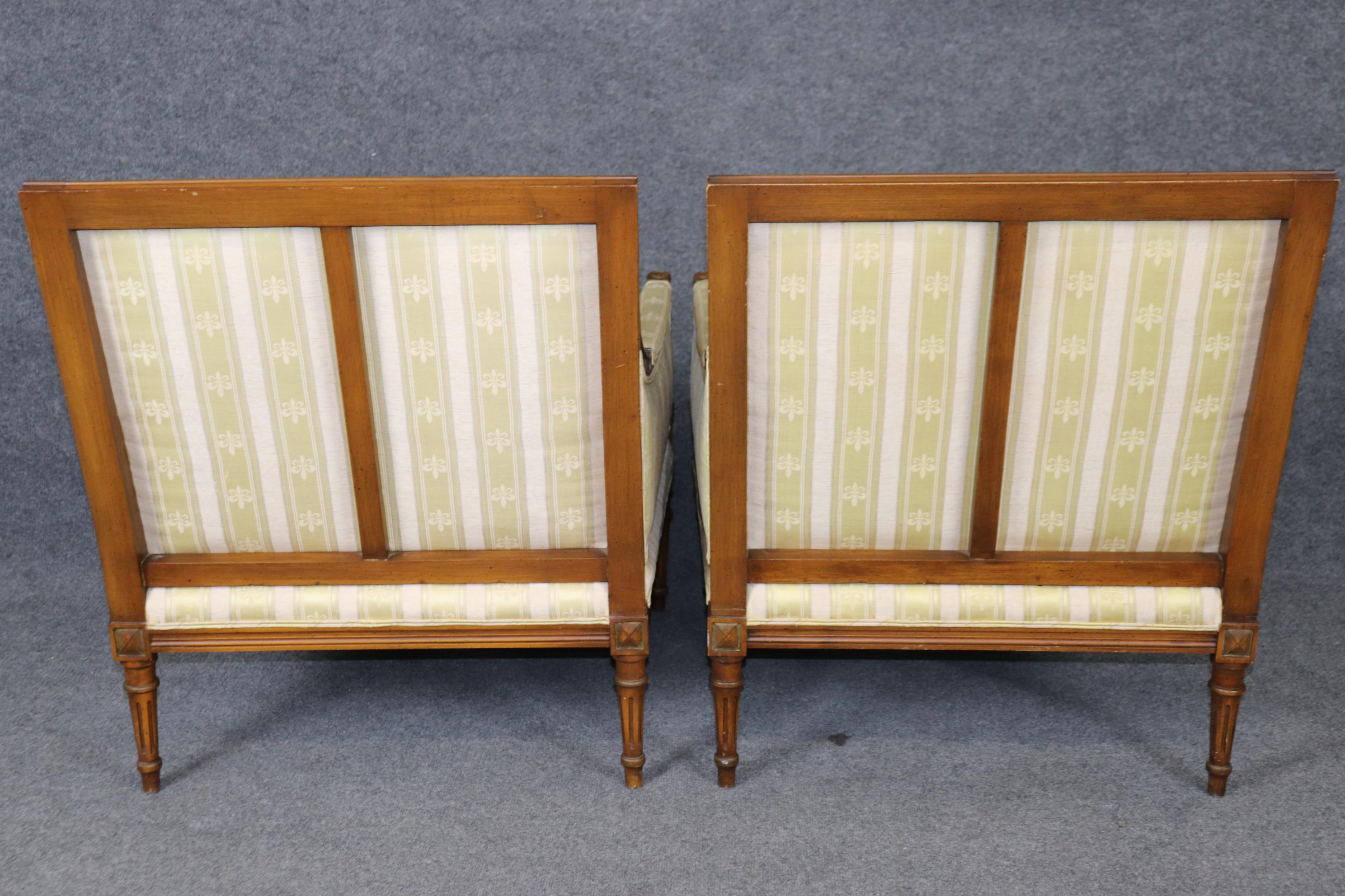 Noyer Paire de chaises à dossier carré en noyer sculpté de style Louis XVI Bergère en vente