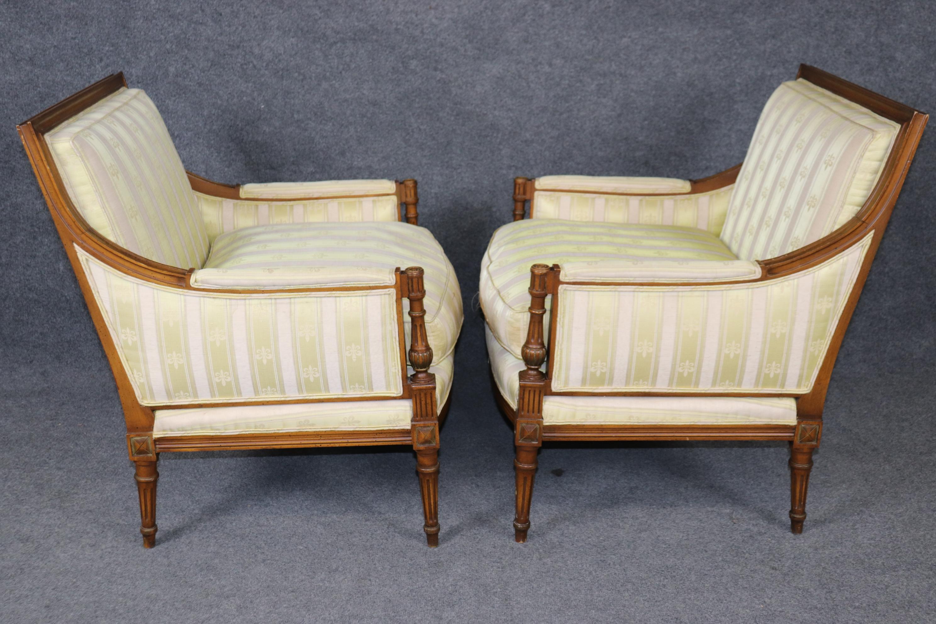 Paire de chaises à dossier carré en noyer sculpté de style Louis XVI Bergère en vente 1