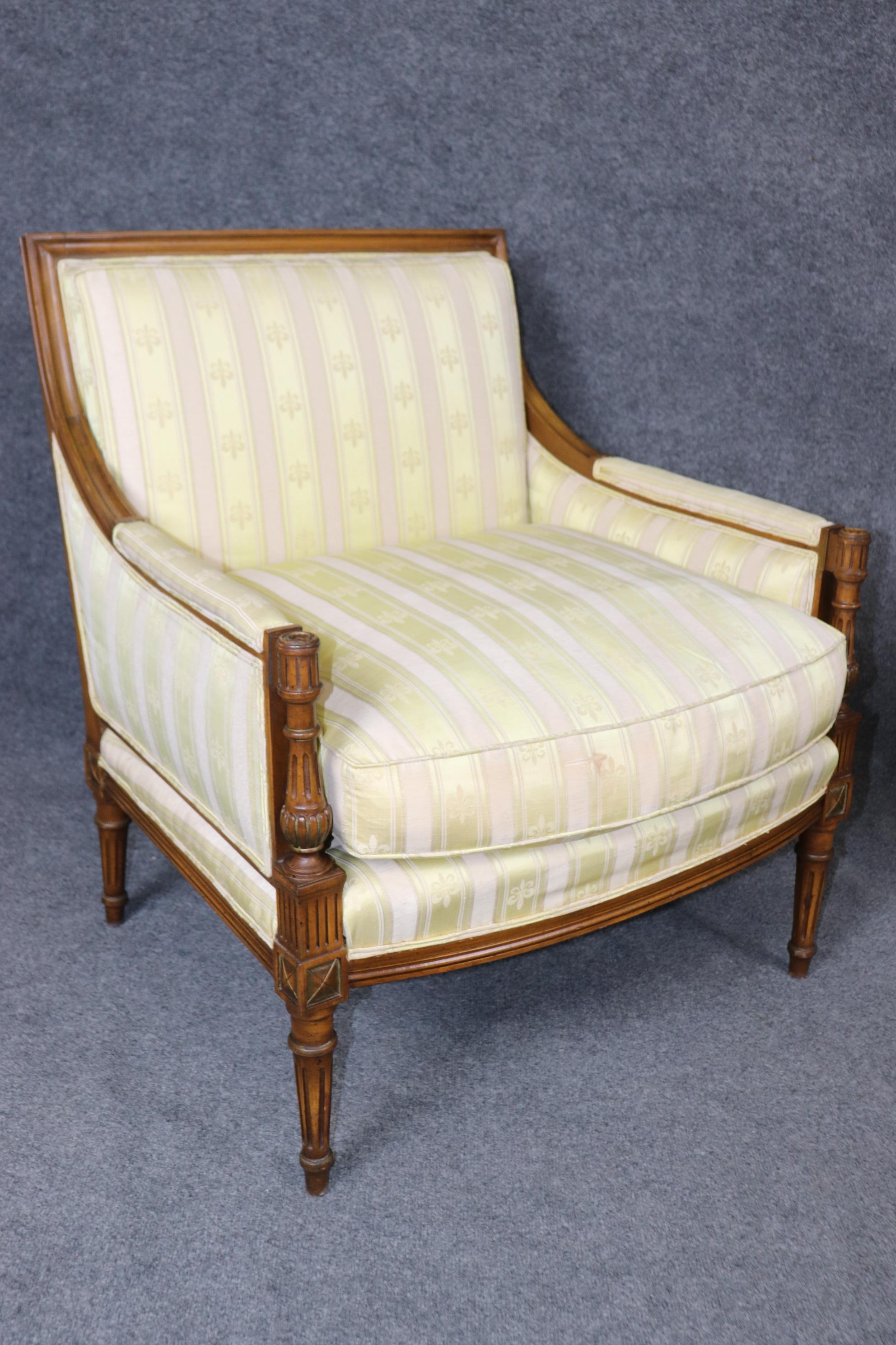 Paire de chaises à dossier carré en noyer sculpté de style Louis XVI Bergère en vente 2