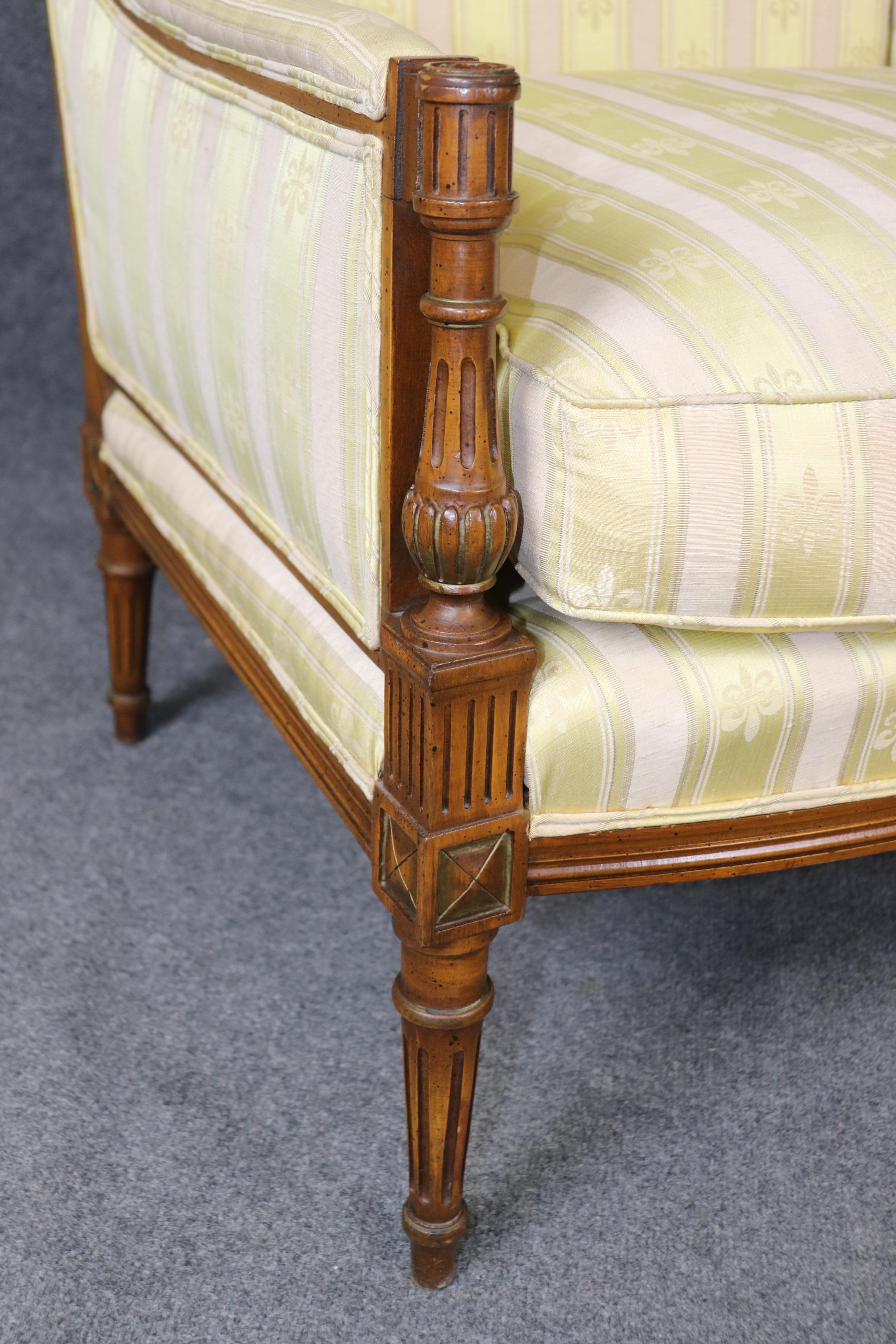 Paire de chaises à dossier carré en noyer sculpté de style Louis XVI Bergère en vente 3