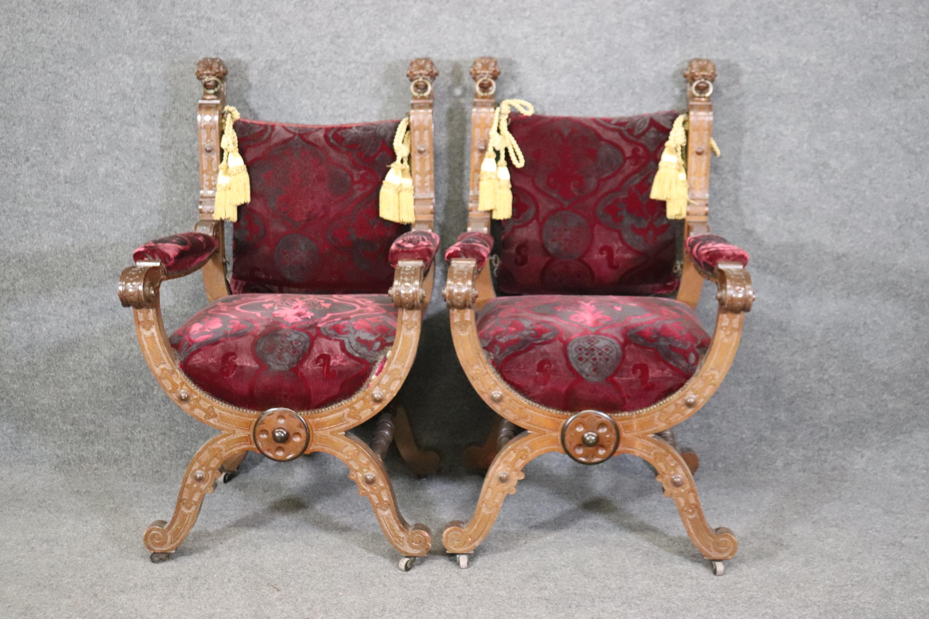 Neoclassical Revival Fine Pair Carved Walnut Italian Made Lion Head Savonarolla Chairs  For Sale