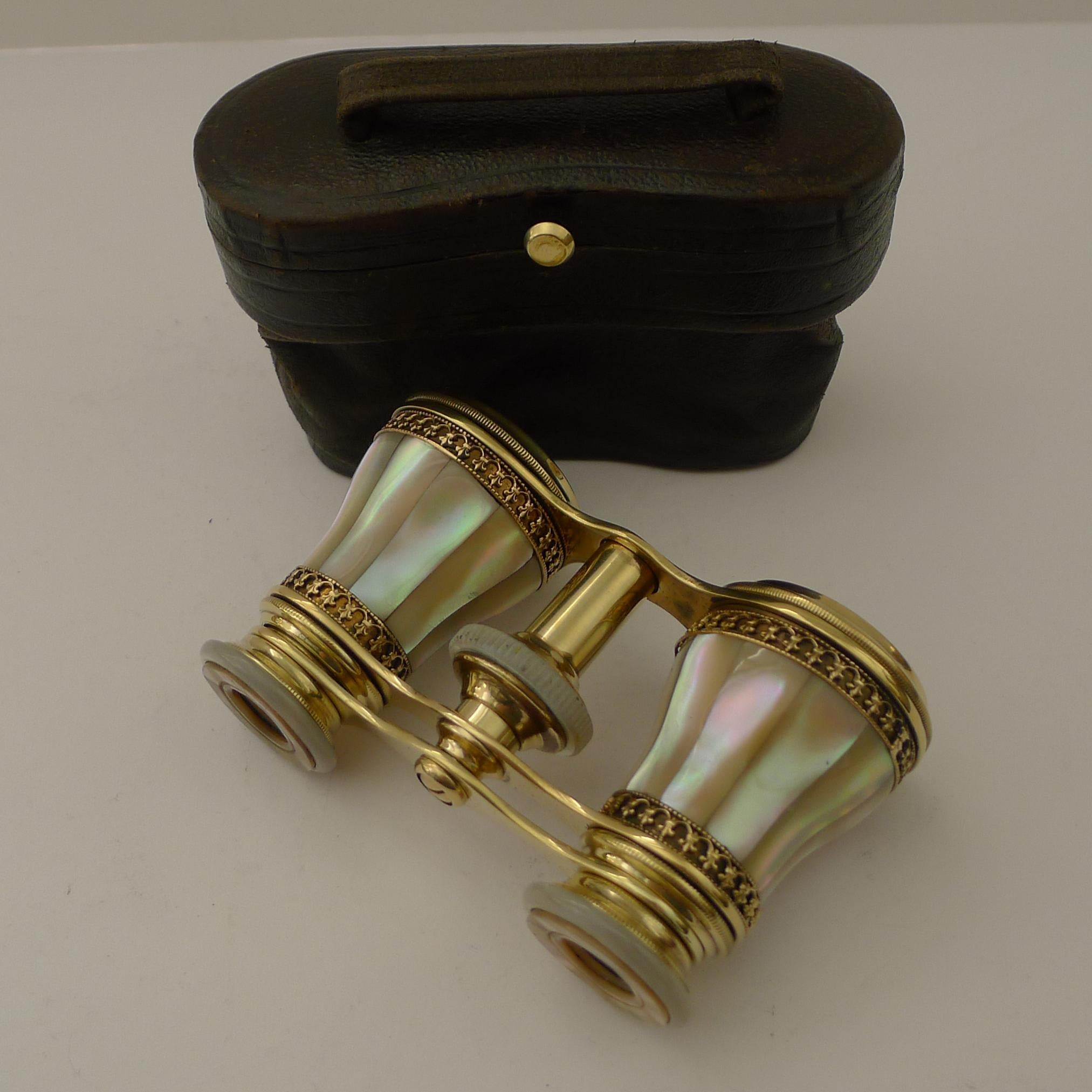 Fine Pair Cased French Mother of Pearl Opera Glasses In Good Condition In Bath, GB