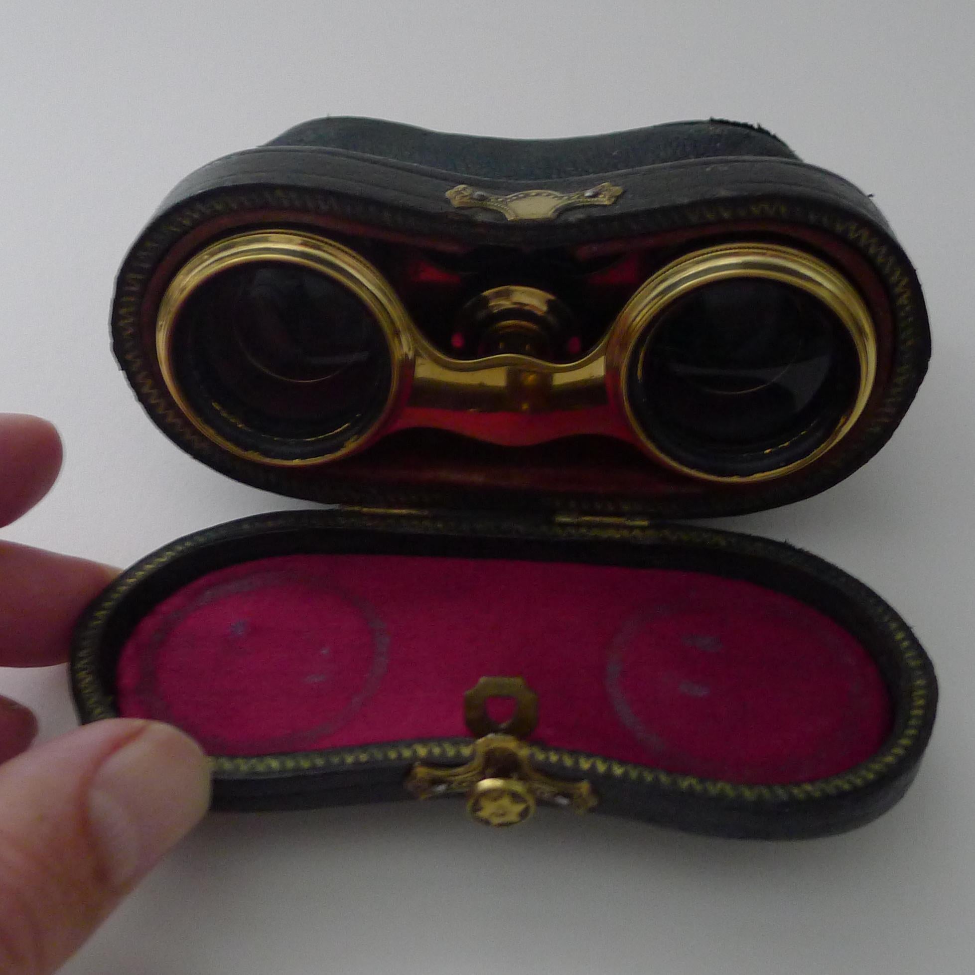 Une superbe paire de lunettes d'opéra français  revêtus alternativement de nacre ou de coquillage et d'ormeau, créant ainsi un motif rayé / bicolore.

Ils sont en parfait état de marche et datent des années 1910/1920. Ils sont livrés avec leur étui