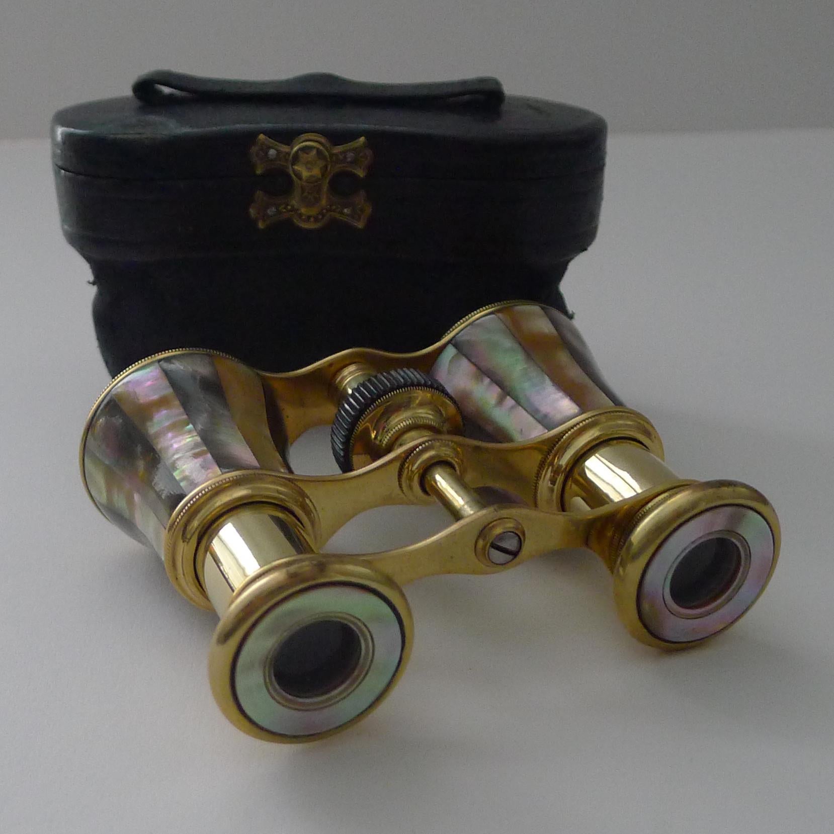 Laiton Paire de lunettes d'opéra françaises c.I.C. c.1910 en vente