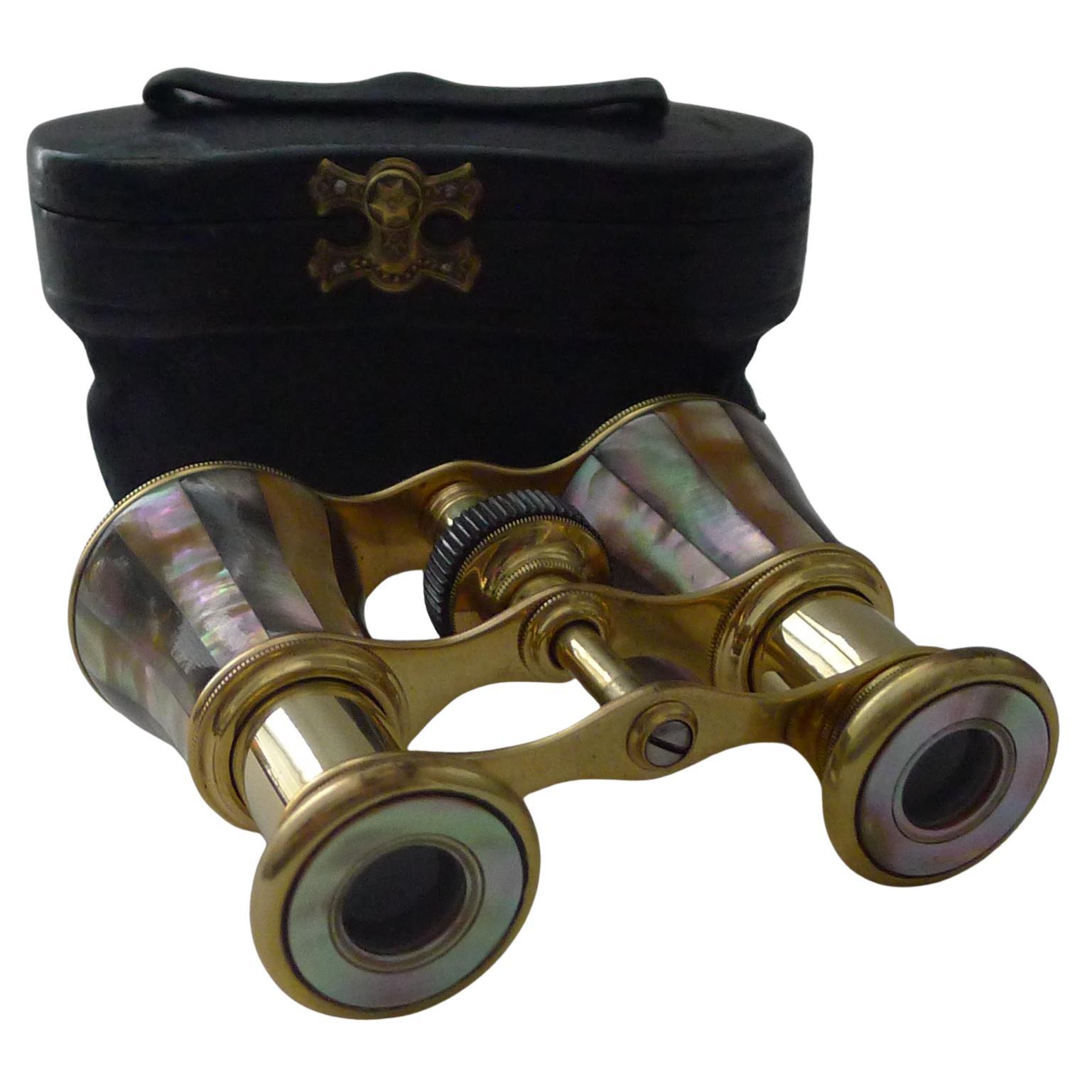 Feines Paar französische Operngläser mit Gehäuse um 1910