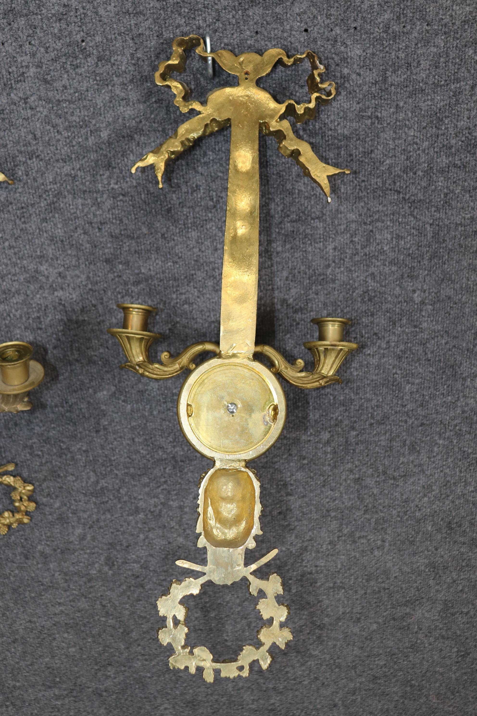 Paire d'appliques à deux bougies en bronze coulé à face de bachus et à nœud papillon en vente 3
