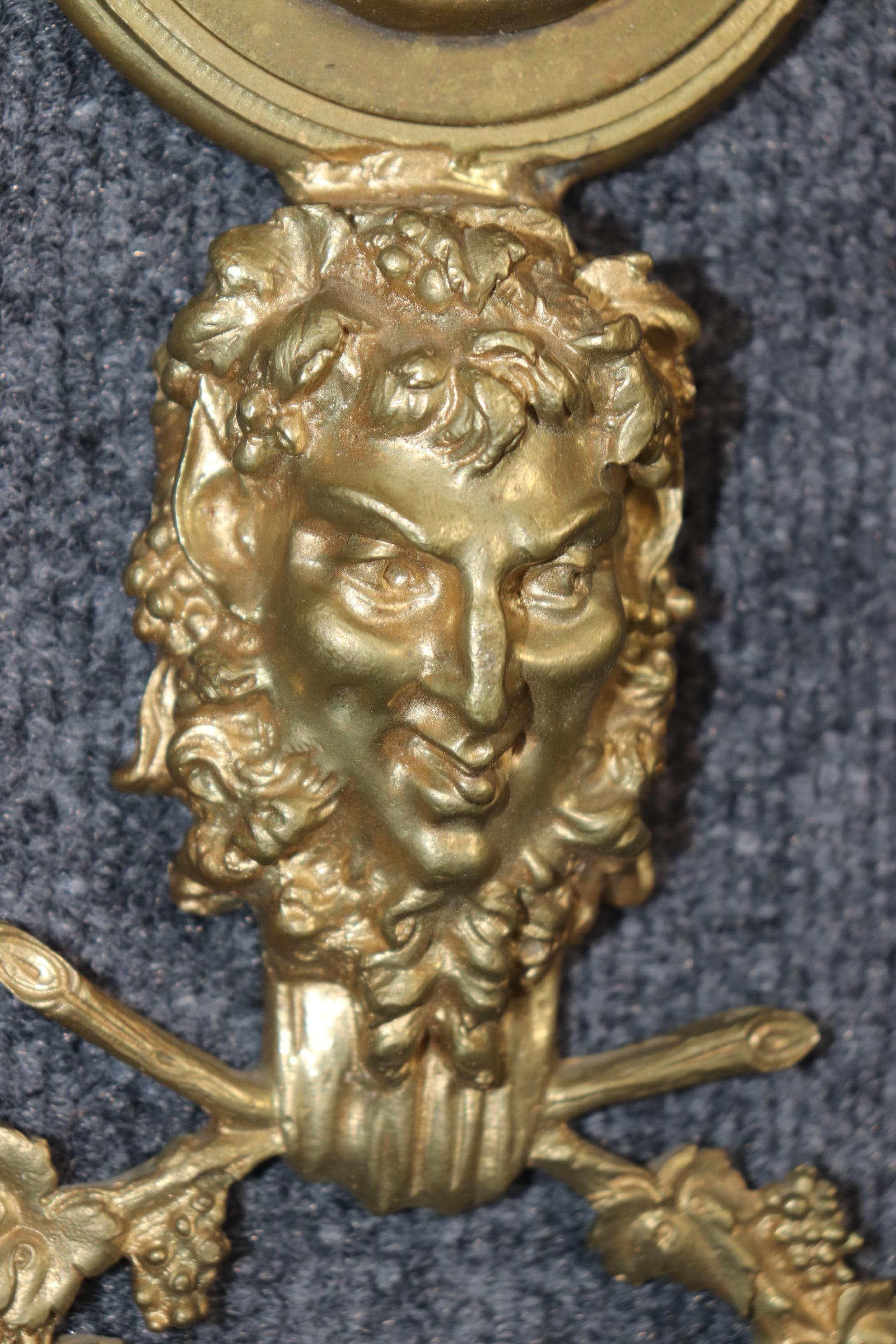 Ils ne sont pas reliés à l'électricité. Je n'ai pas eu d'autre choix que de spécifier la tension et le câblage. Ils peuvent être câblés. Ces magnifiques appliques en bronze coulé présentent des nœuds papillons et le visage de Bachus, le dieu de la