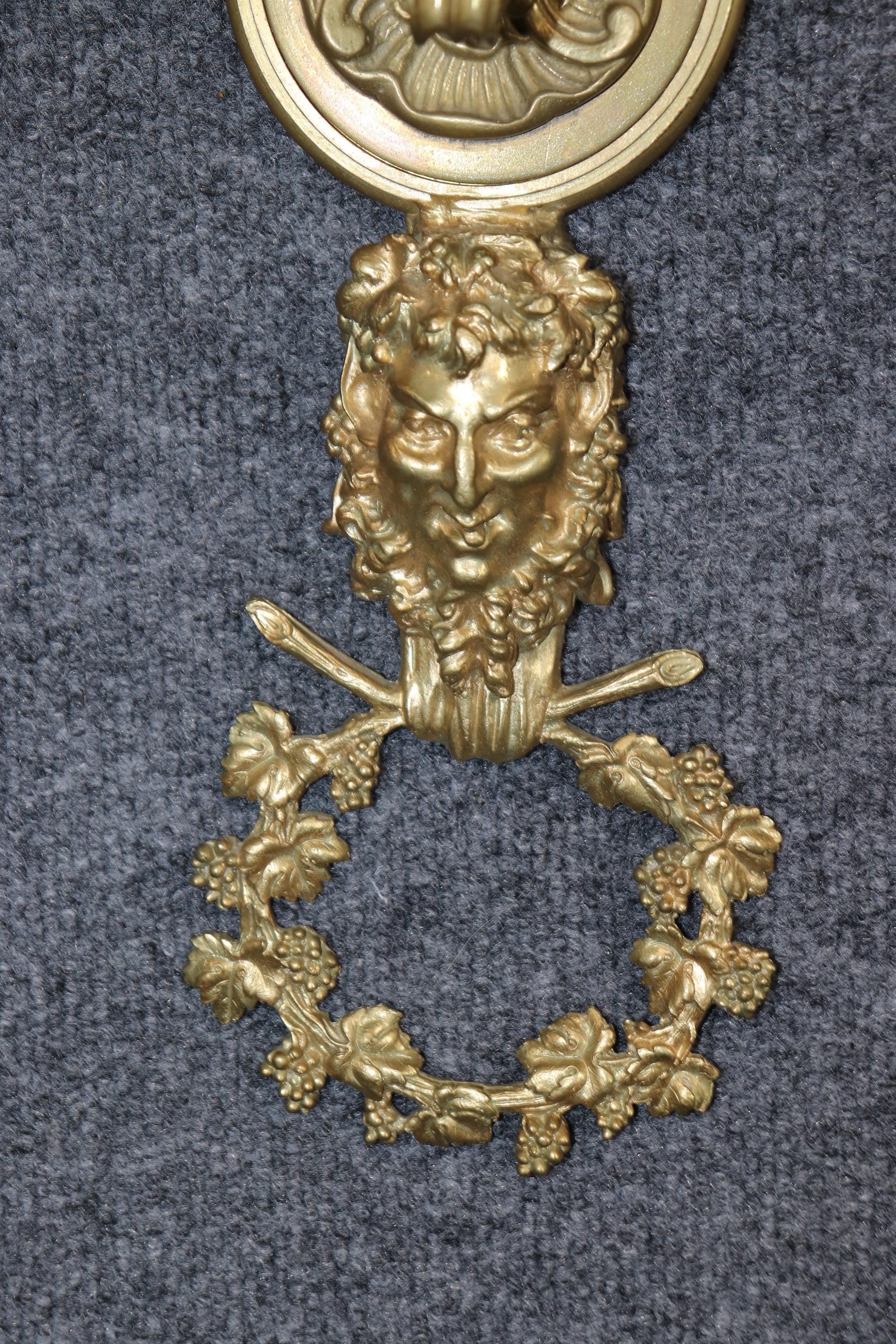 Louis XV Paire d'appliques à deux bougies en bronze coulé à face de bachus et à nœud papillon en vente