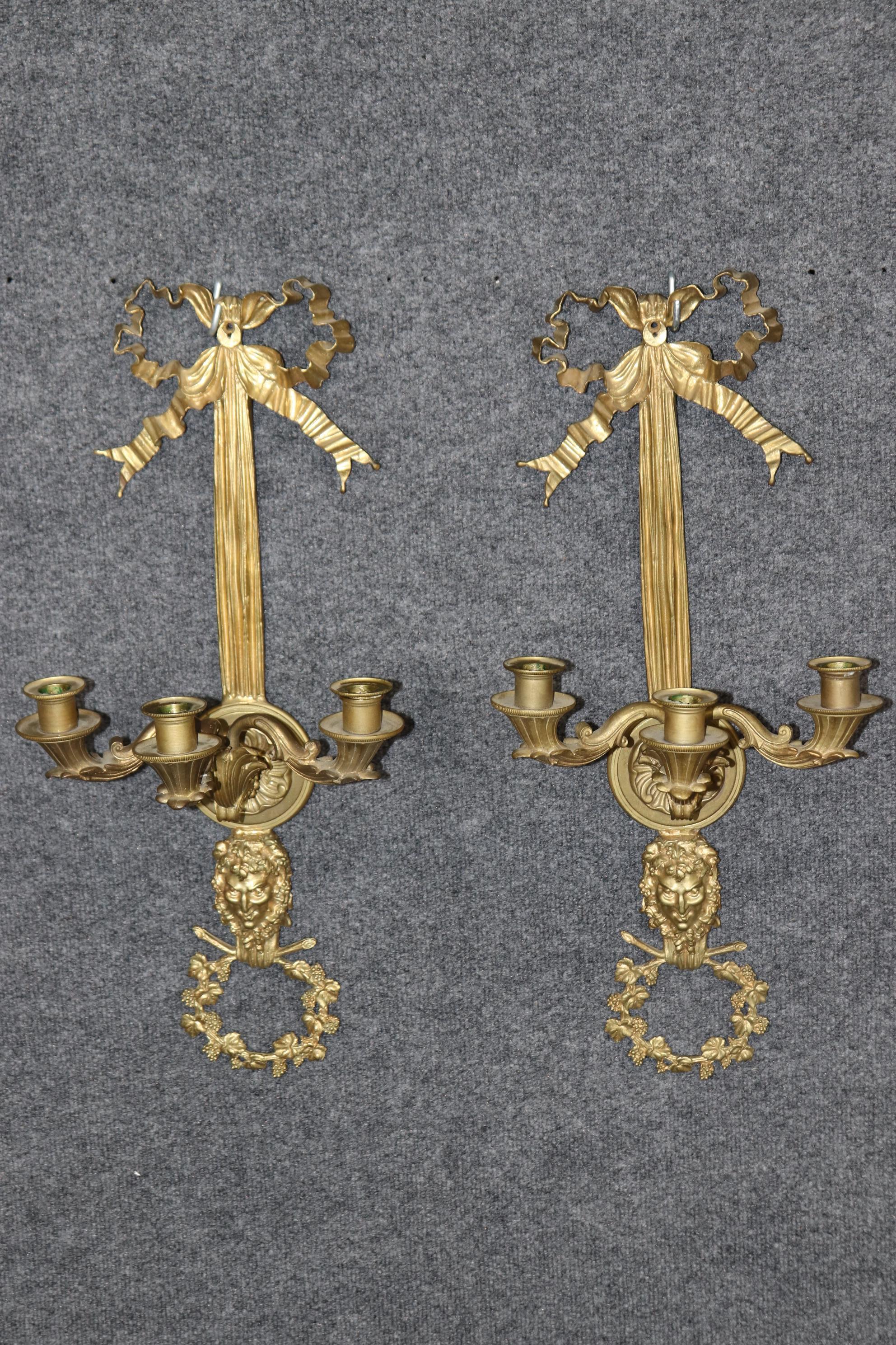 Paire d'appliques à deux bougies en bronze coulé à face de bachus et à nœud papillon Bon état - En vente à Swedesboro, NJ